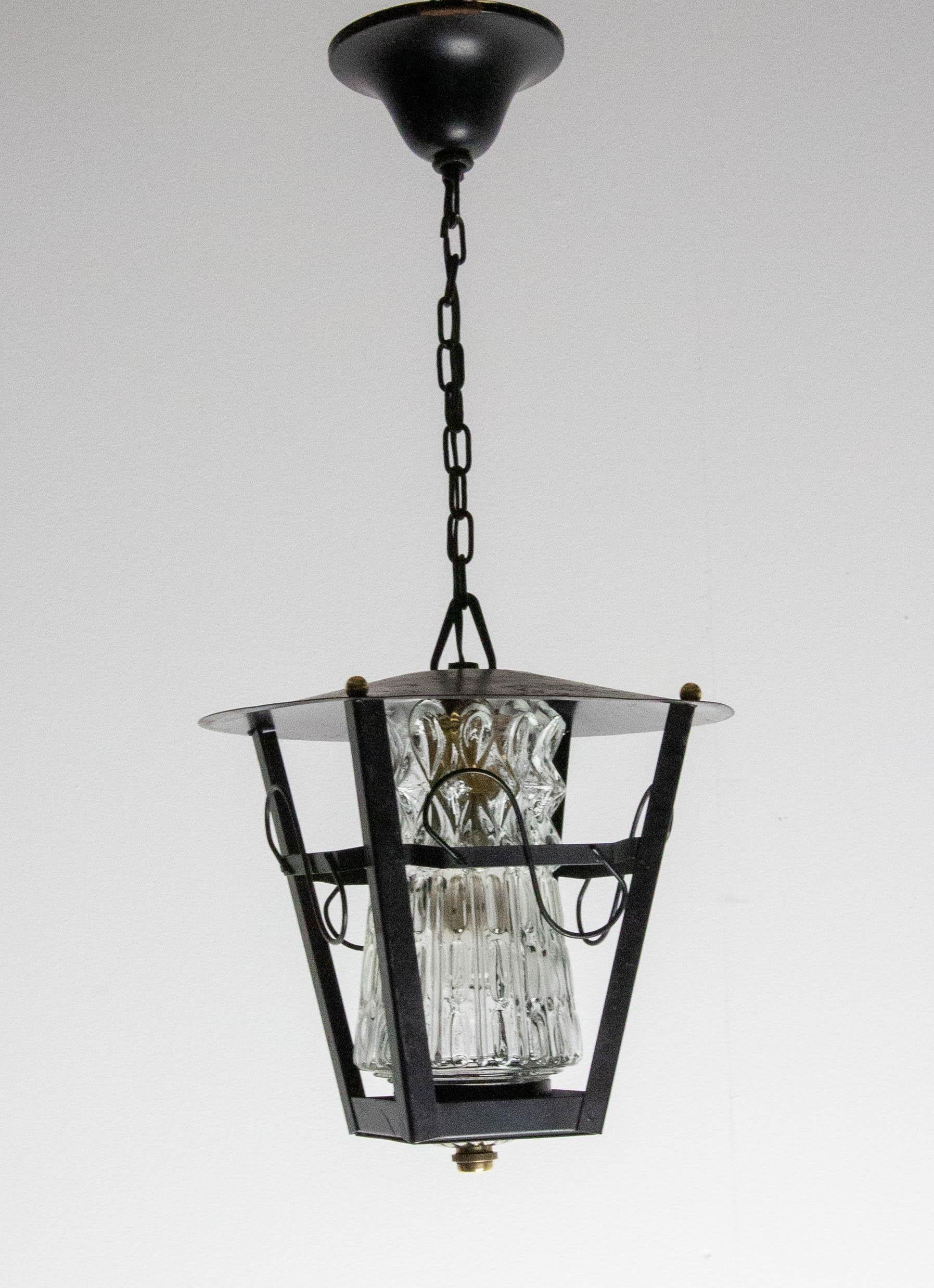 Pendant light chandelier, France, midcentury
Textured glass globe and iron
This can be rewired to USA, UK and European standards
Good condition.

Shipping
D23 H23 1.3KG.

