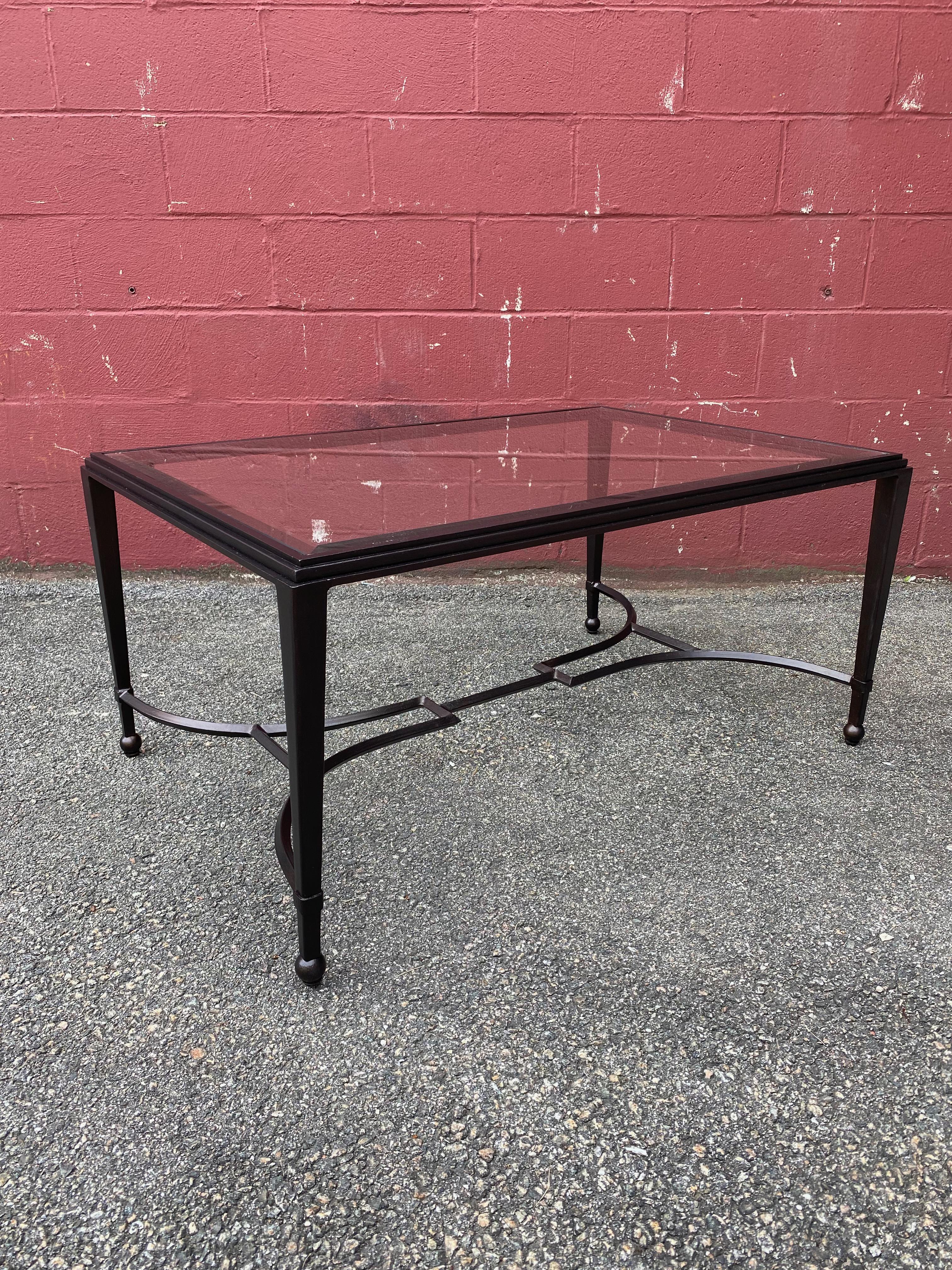 Table basse en fer et verre avec finition en bronze patiné en vente 3