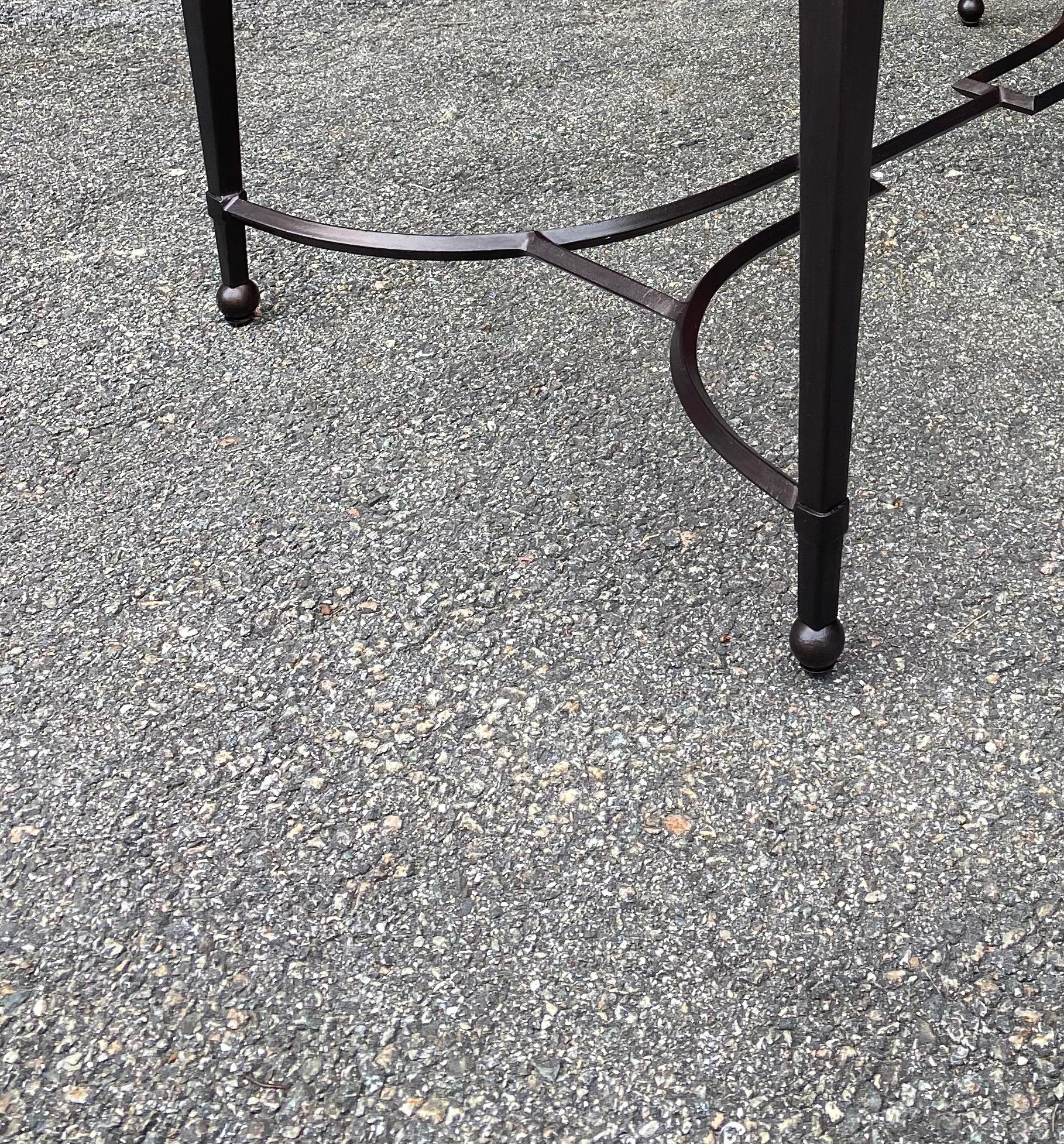 Table basse en fer et verre avec finition en bronze patiné en vente 4