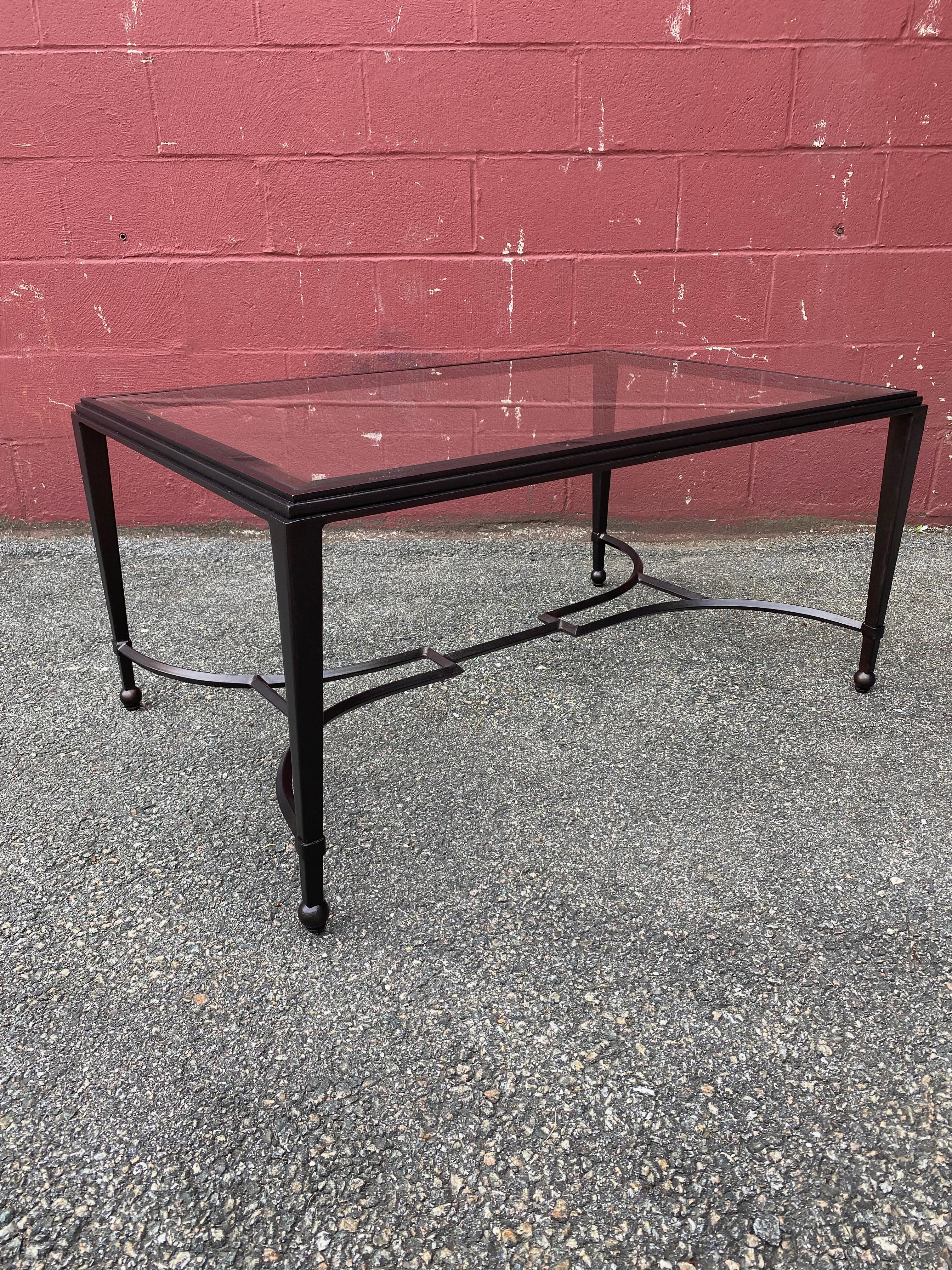 Américain Table basse en fer et verre avec finition en bronze patiné en vente