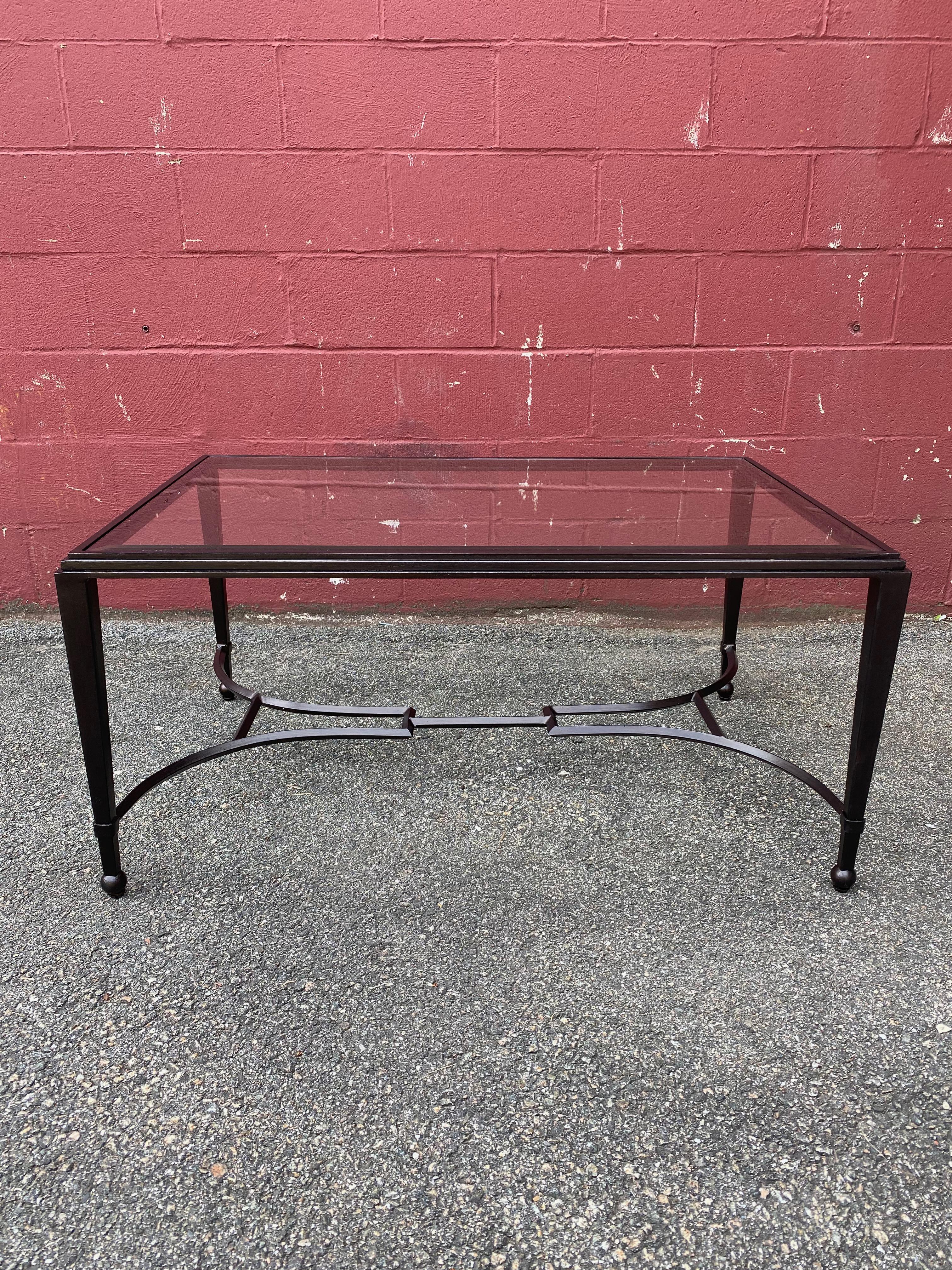 Peint à la main Table basse en fer et verre avec finition en bronze patiné en vente