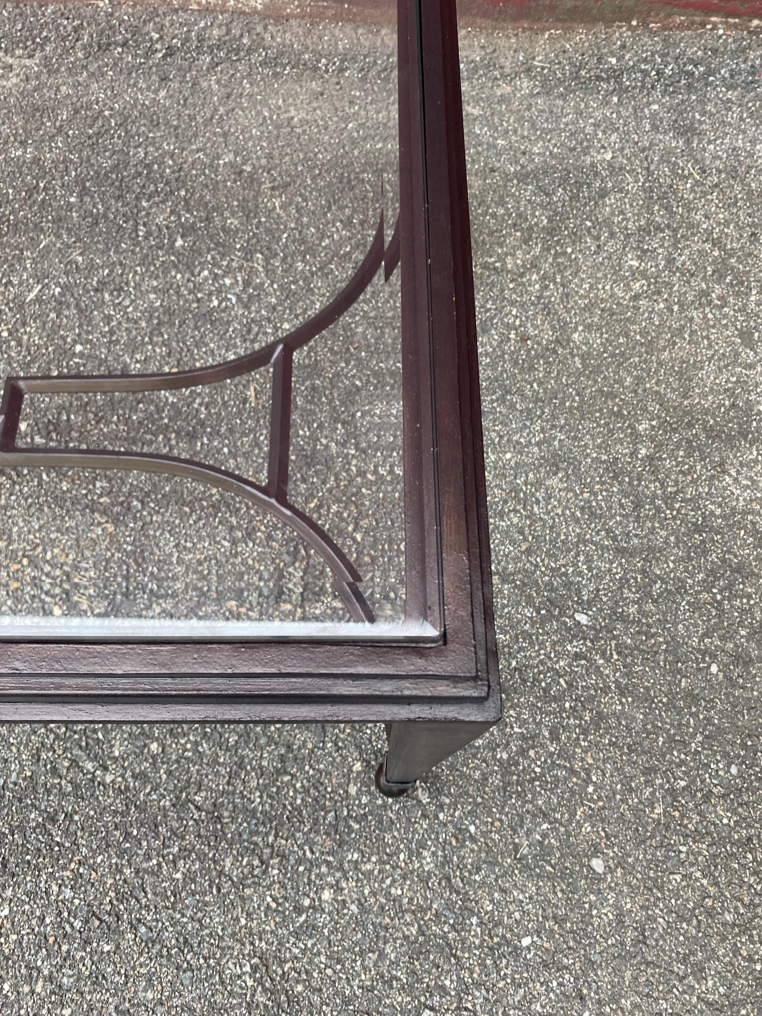 Fer Table basse en fer et verre avec finition en bronze patiné en vente