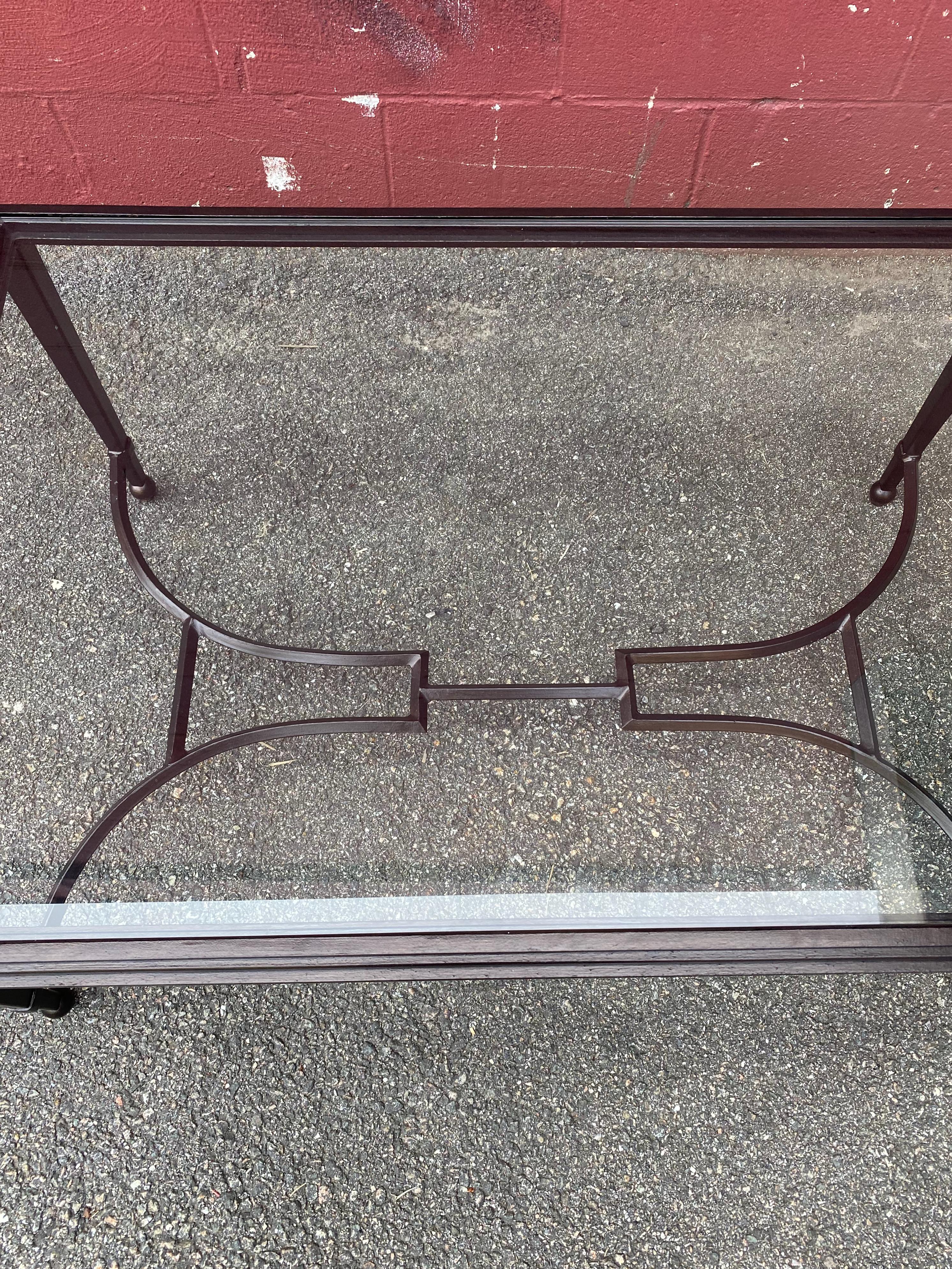 Table basse en fer et verre avec finition en bronze patiné en vente 1