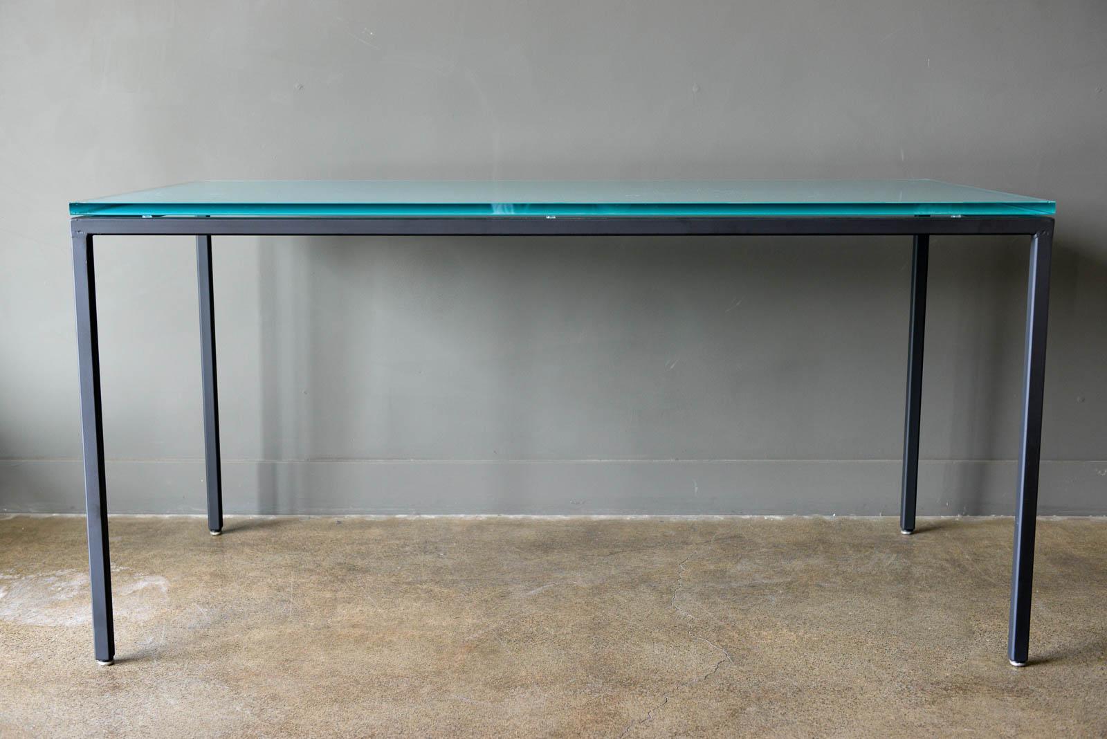 Table en fer avec verre opaque original par Darrell Landrum pour Avard NYC, 1950. La table a été professionnellement restaurée avec une nouvelle couche de poudre noire mate et le verre dépoli d'origine en très bon état. Protecteurs de sol originaux