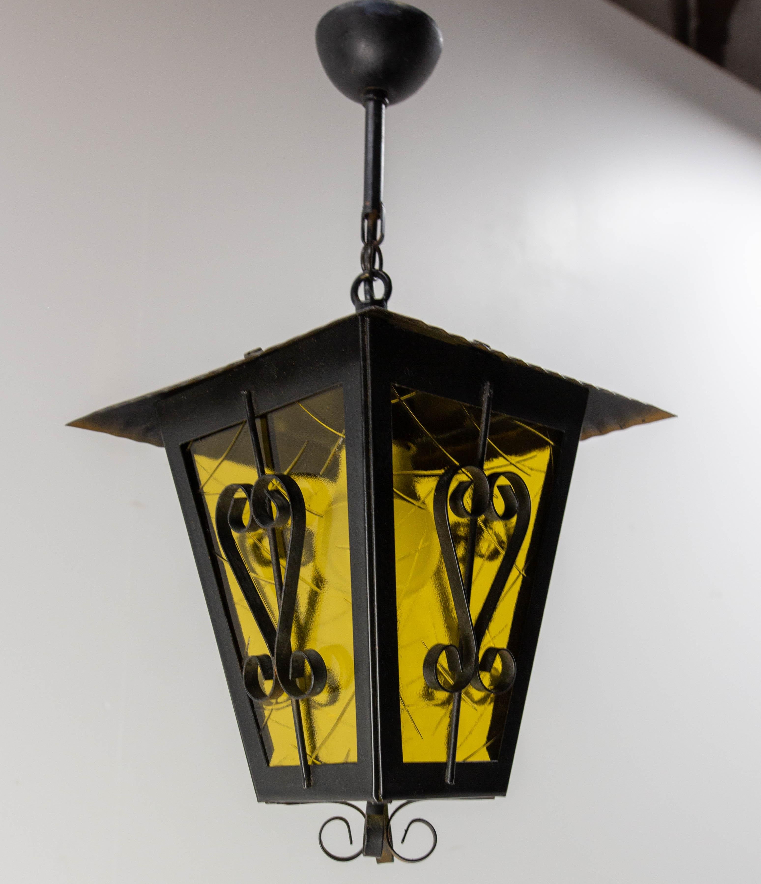 Pendant light chandelier, France, midcentury
Textured yellow glass and iron
This can be rewired to USA, UK and European standards
Good condition.

Shipping
22 / 22 / H 29 cm 1.6 kg

