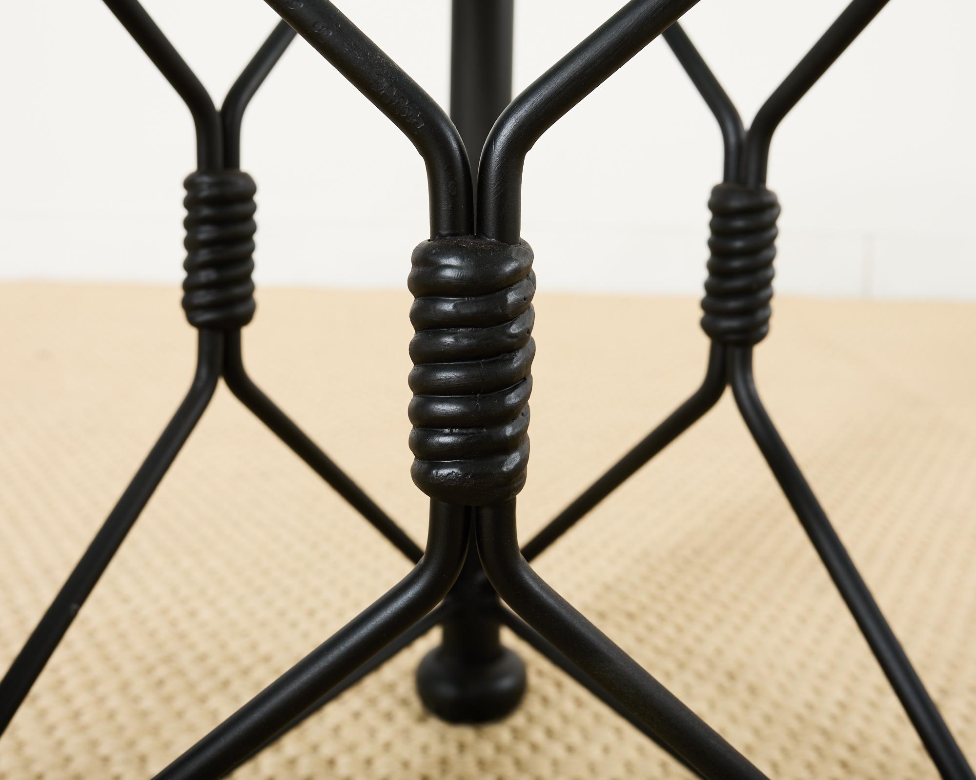 Table à manger de jardin ronde sur piédestal en fer et verre en vente 2