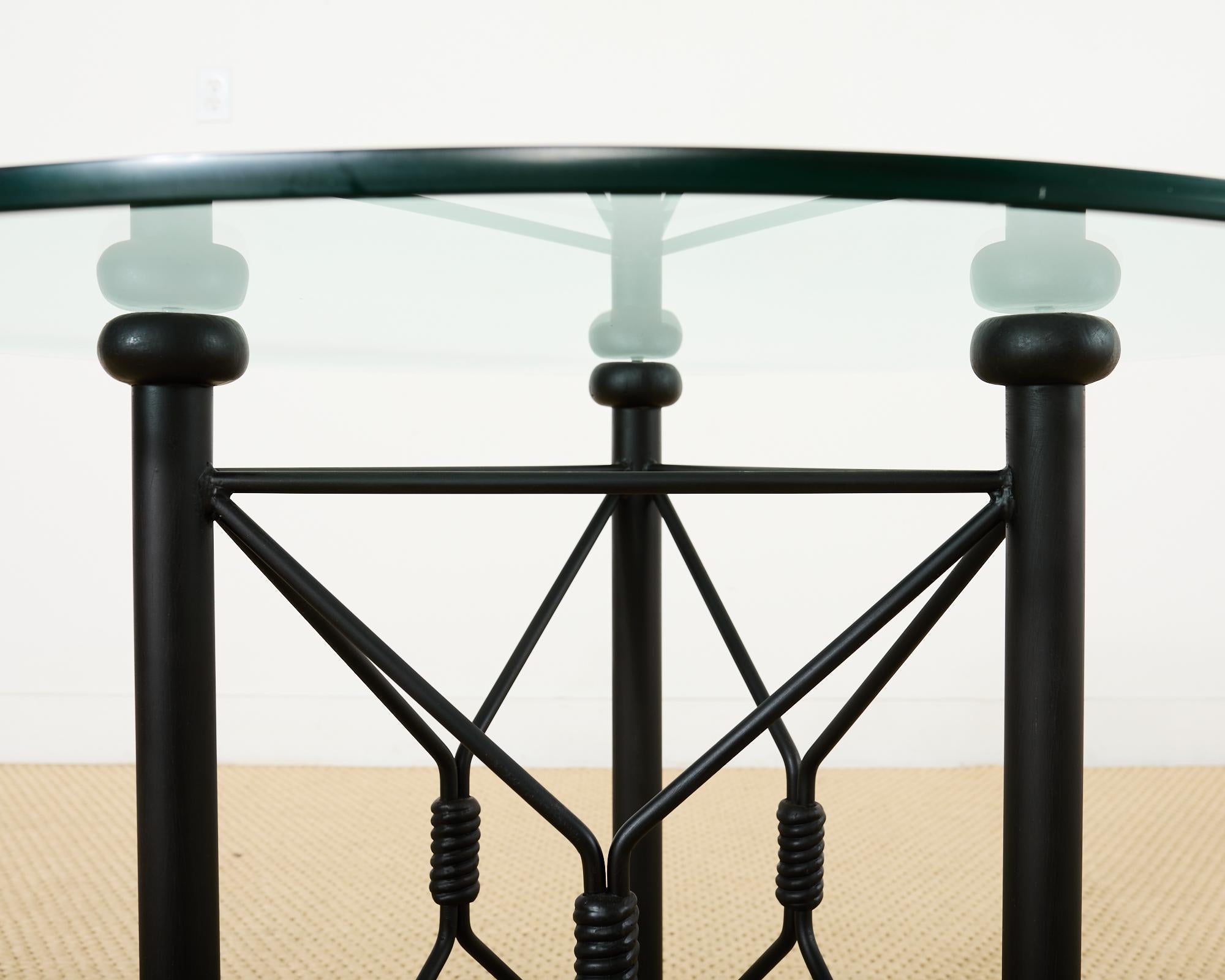Table à manger de jardin ronde sur piédestal en fer et verre en vente 4