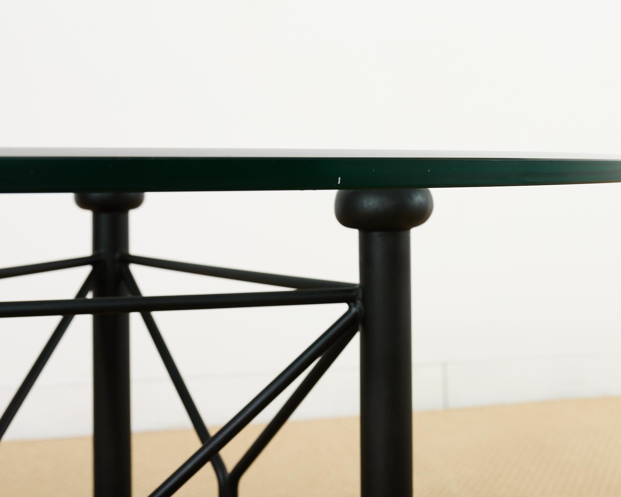 Table à manger de jardin ronde sur piédestal en fer et verre en vente 5