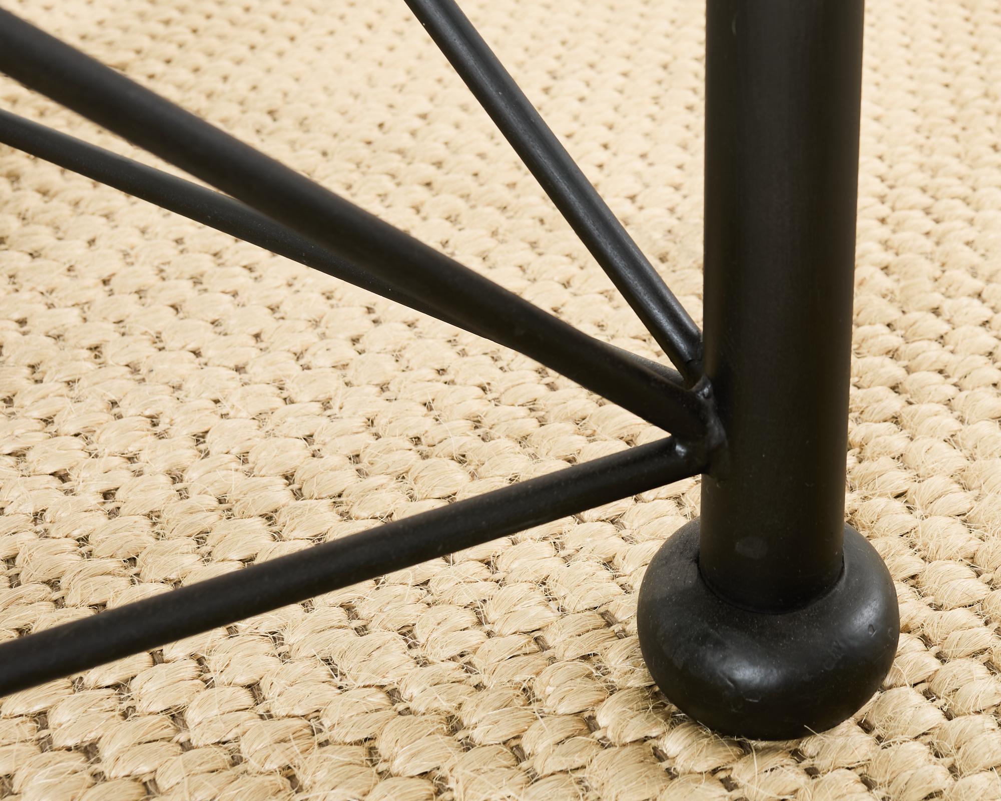 Table à manger de jardin ronde sur piédestal en fer et verre en vente 6