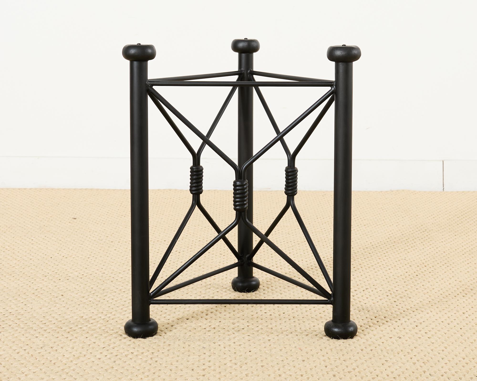 Table à manger de jardin ronde sur piédestal en fer et verre en vente 7
