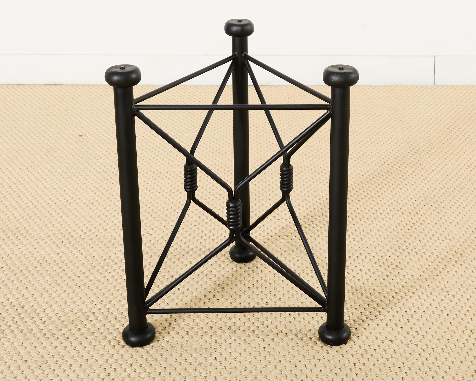 Table à manger de jardin ronde sur piédestal en fer et verre en vente 8