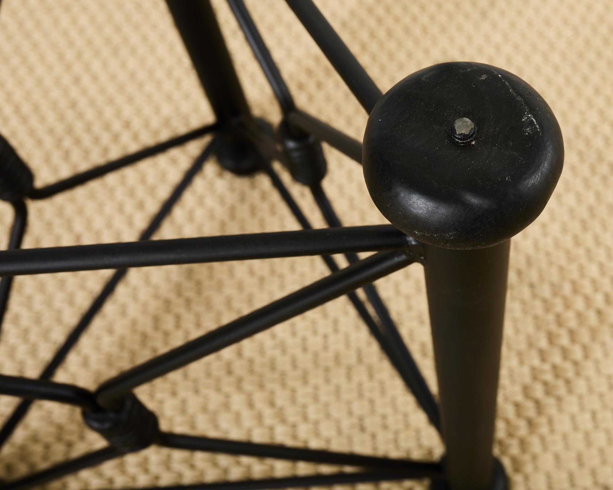Table à manger de jardin ronde sur piédestal en fer et verre en vente 9
