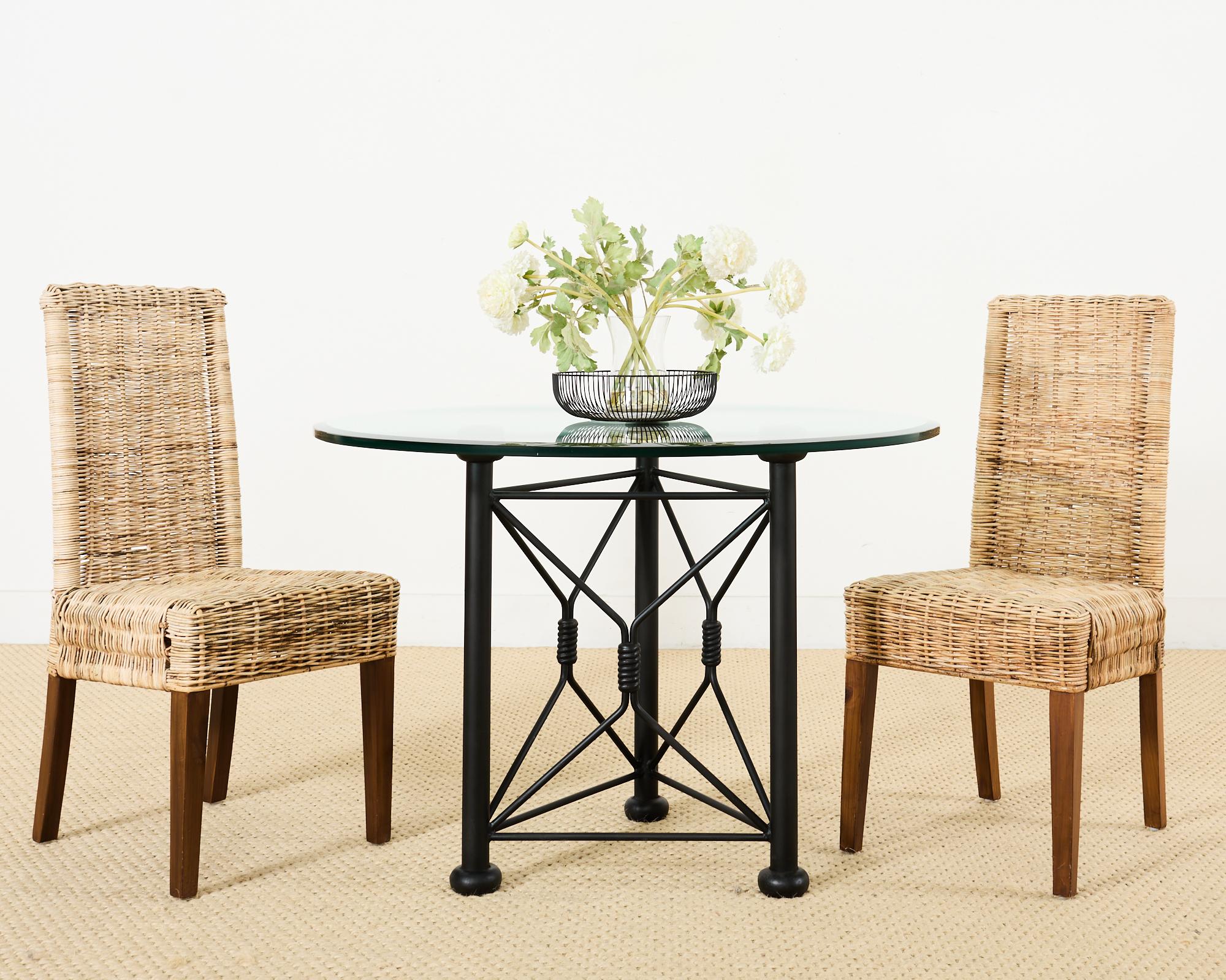 Magnifique table ronde moderne pour patio et jardin avec une base peinte mesurant 22,5 pouces de diamètre sans verre. La base est surmontée d'une vitre ronde en verre biseauté. La base à trois pieds est dotée de brancards décoratifs en forme de x,