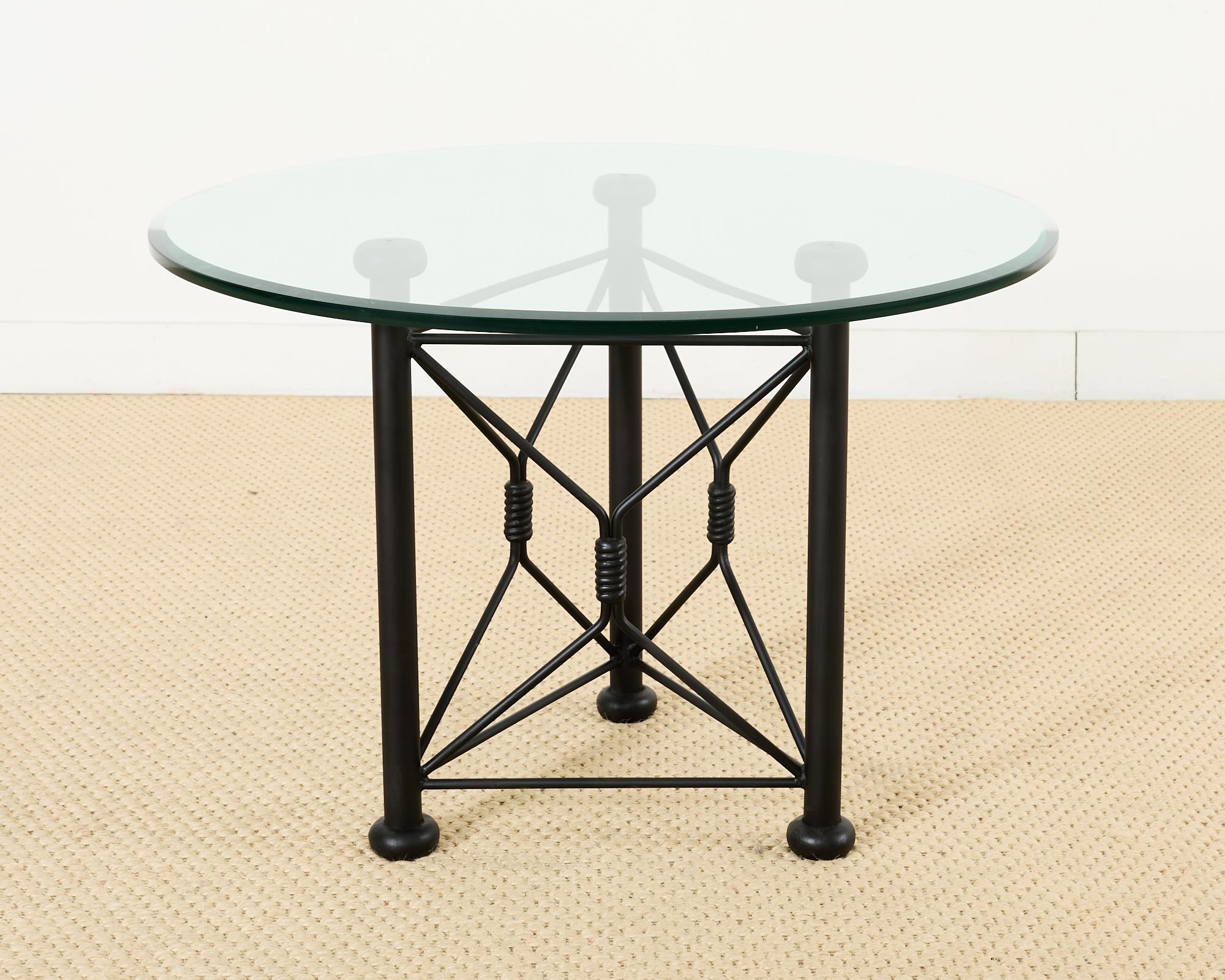 Moderne Table à manger de jardin ronde sur piédestal en fer et verre en vente