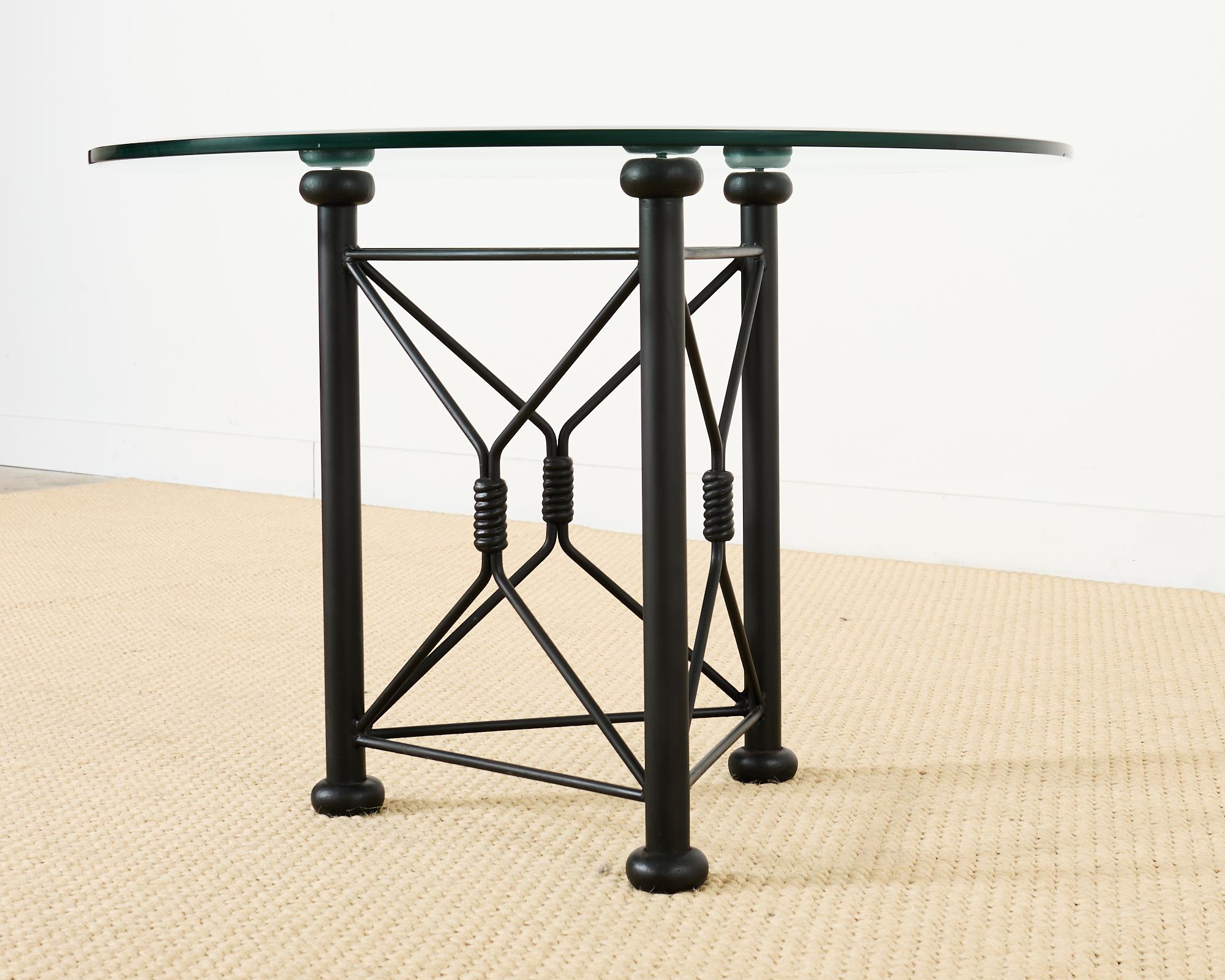 Américain Table à manger de jardin ronde sur piédestal en fer et verre en vente