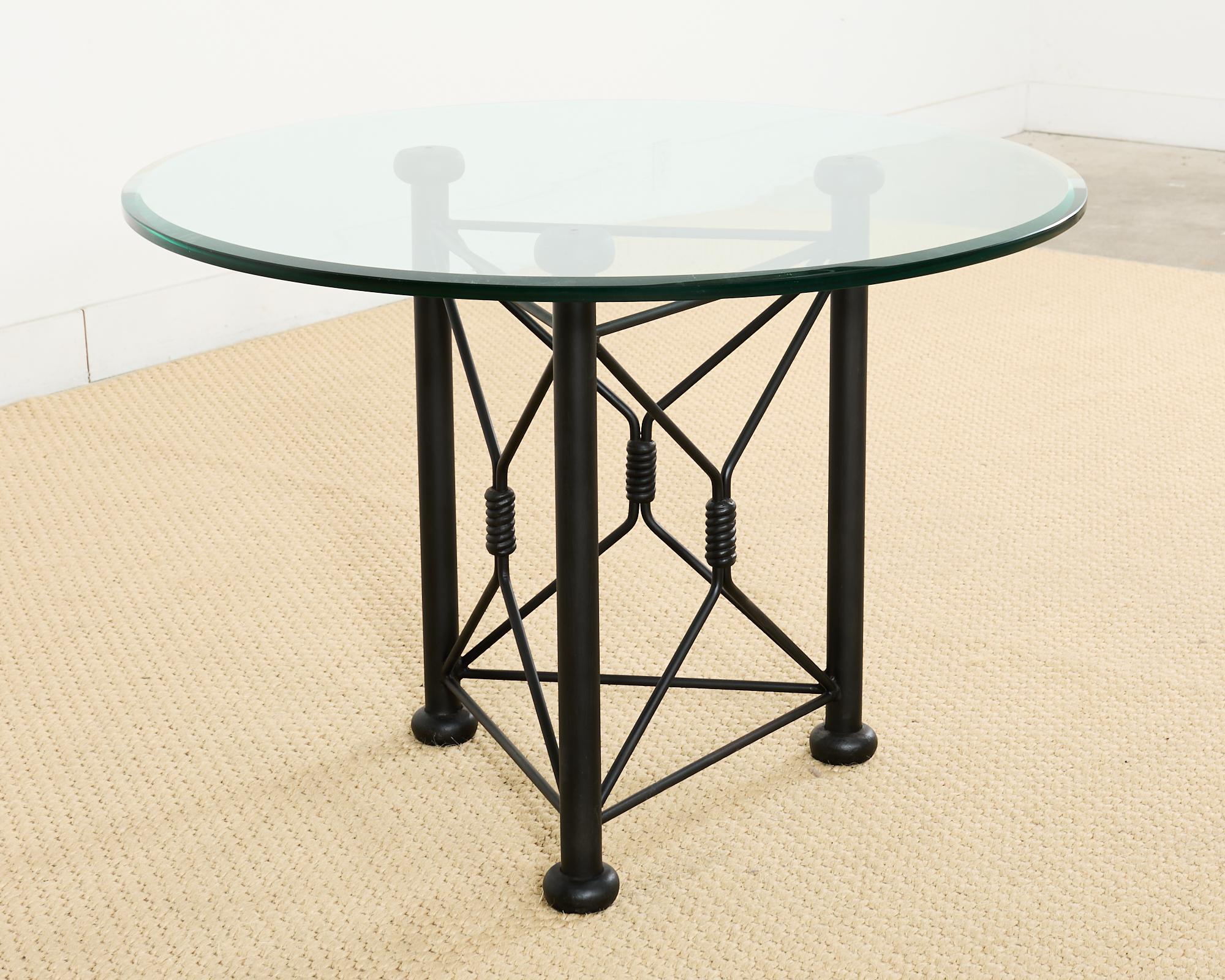 Biseauté Table à manger de jardin ronde sur piédestal en fer et verre en vente