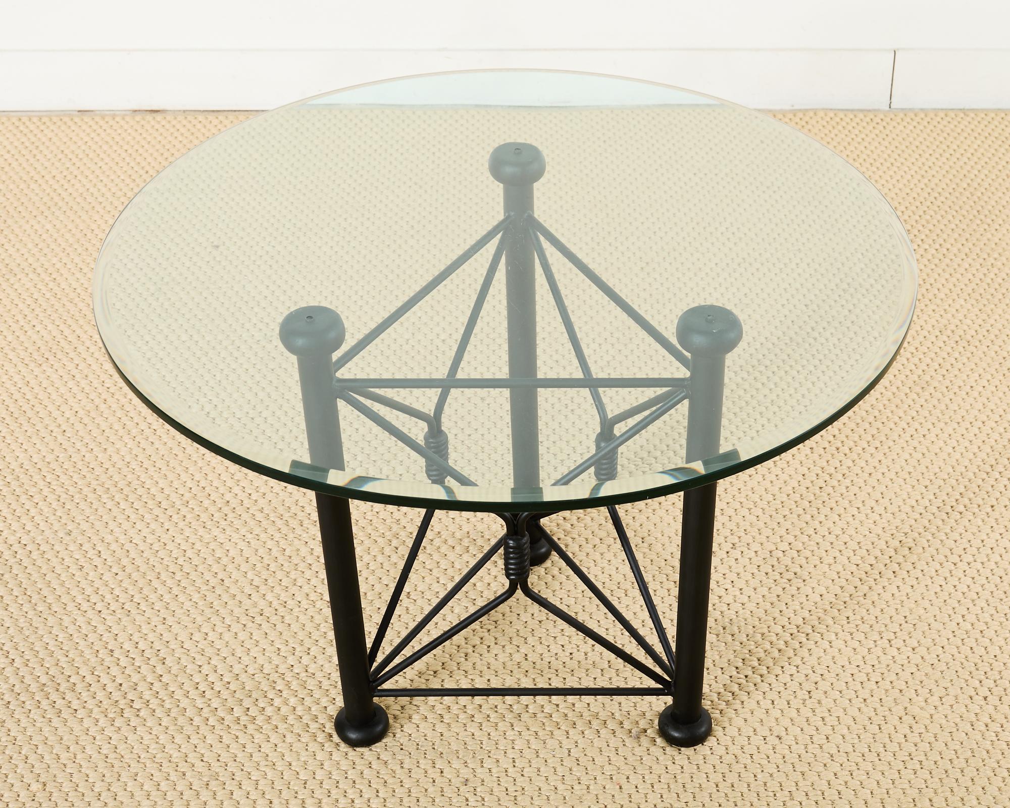Table à manger de jardin ronde sur piédestal en fer et verre Bon état - En vente à Rio Vista, CA