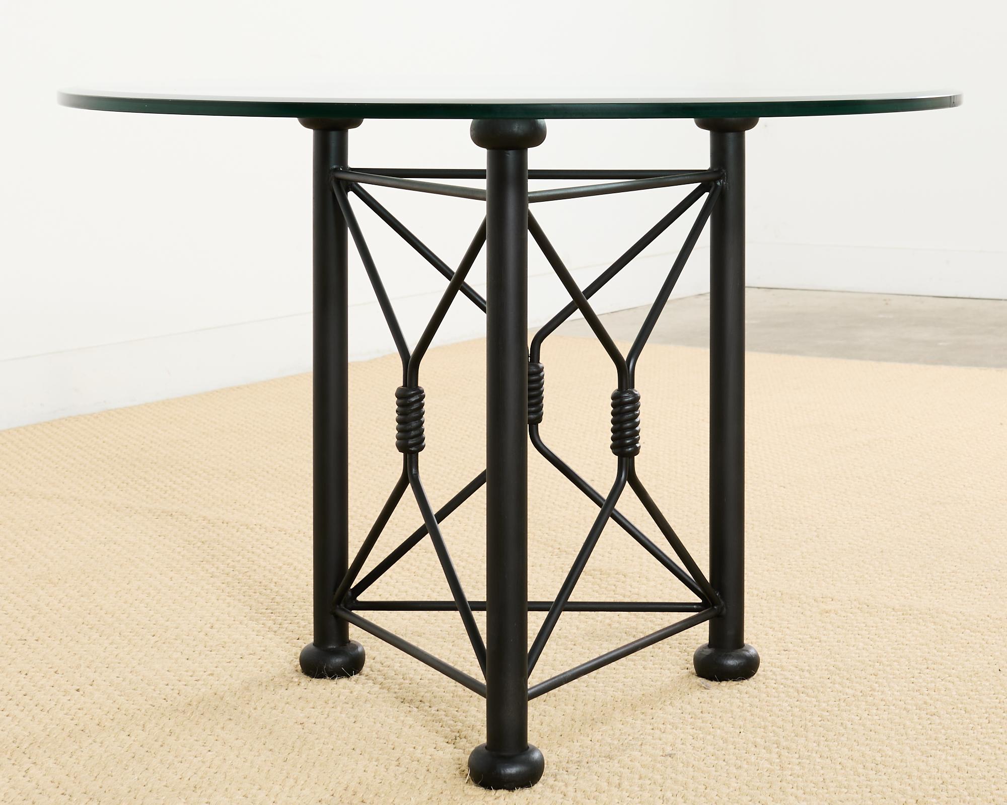 20ième siècle Table à manger de jardin ronde sur piédestal en fer et verre en vente