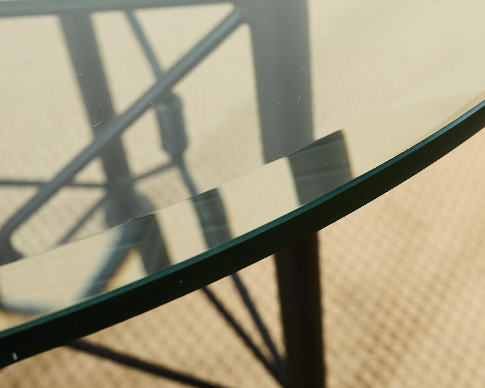 Table à manger de jardin ronde sur piédestal en fer et verre en vente 1