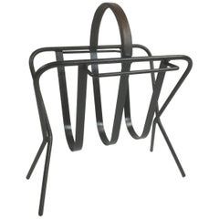 Revistero de hierro y cuero a la manera de Jacques Adnet, Francia, años 50