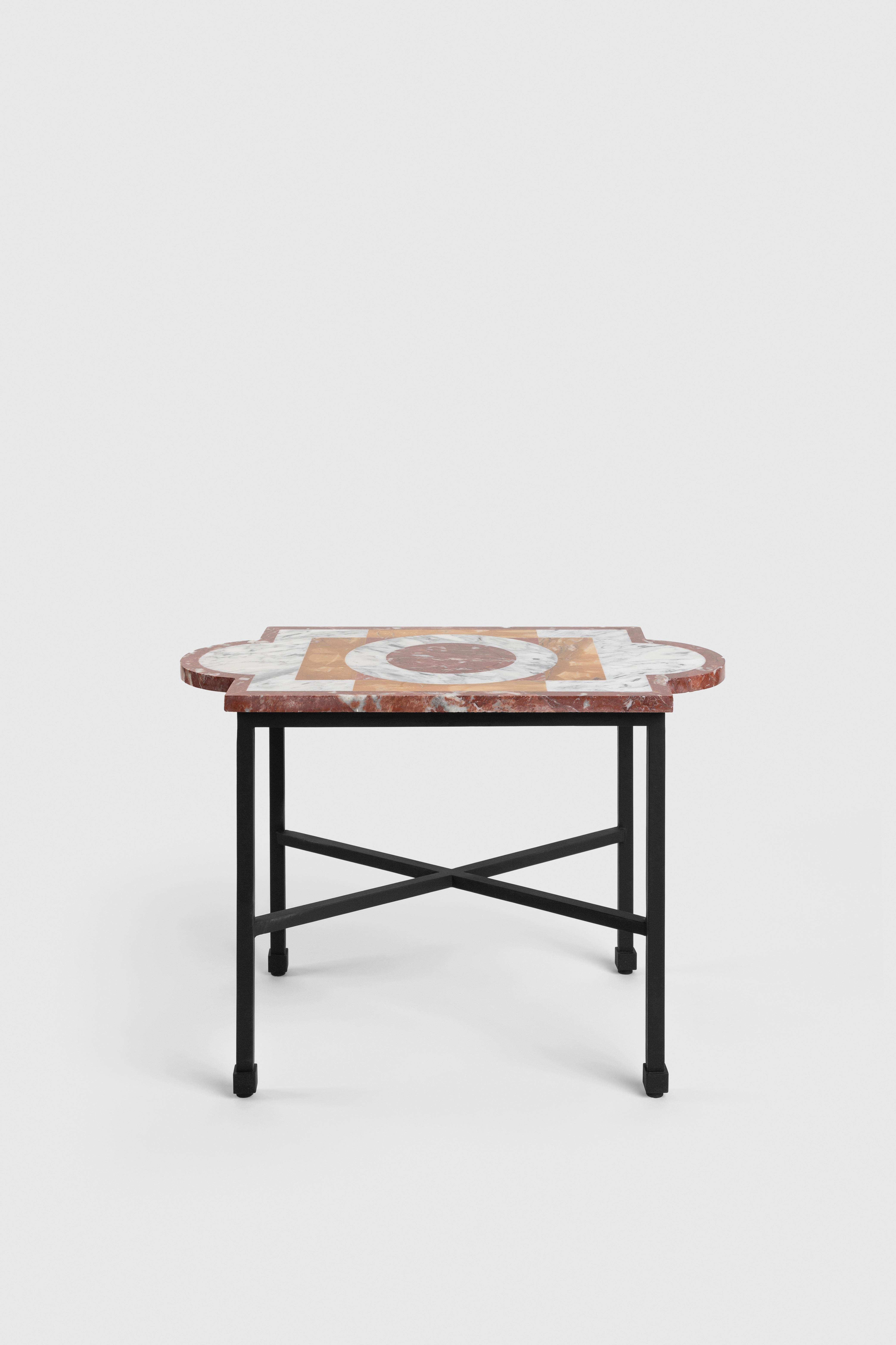 Table d'appoint avec base croisée en fer et couvercle en marbre mixte.