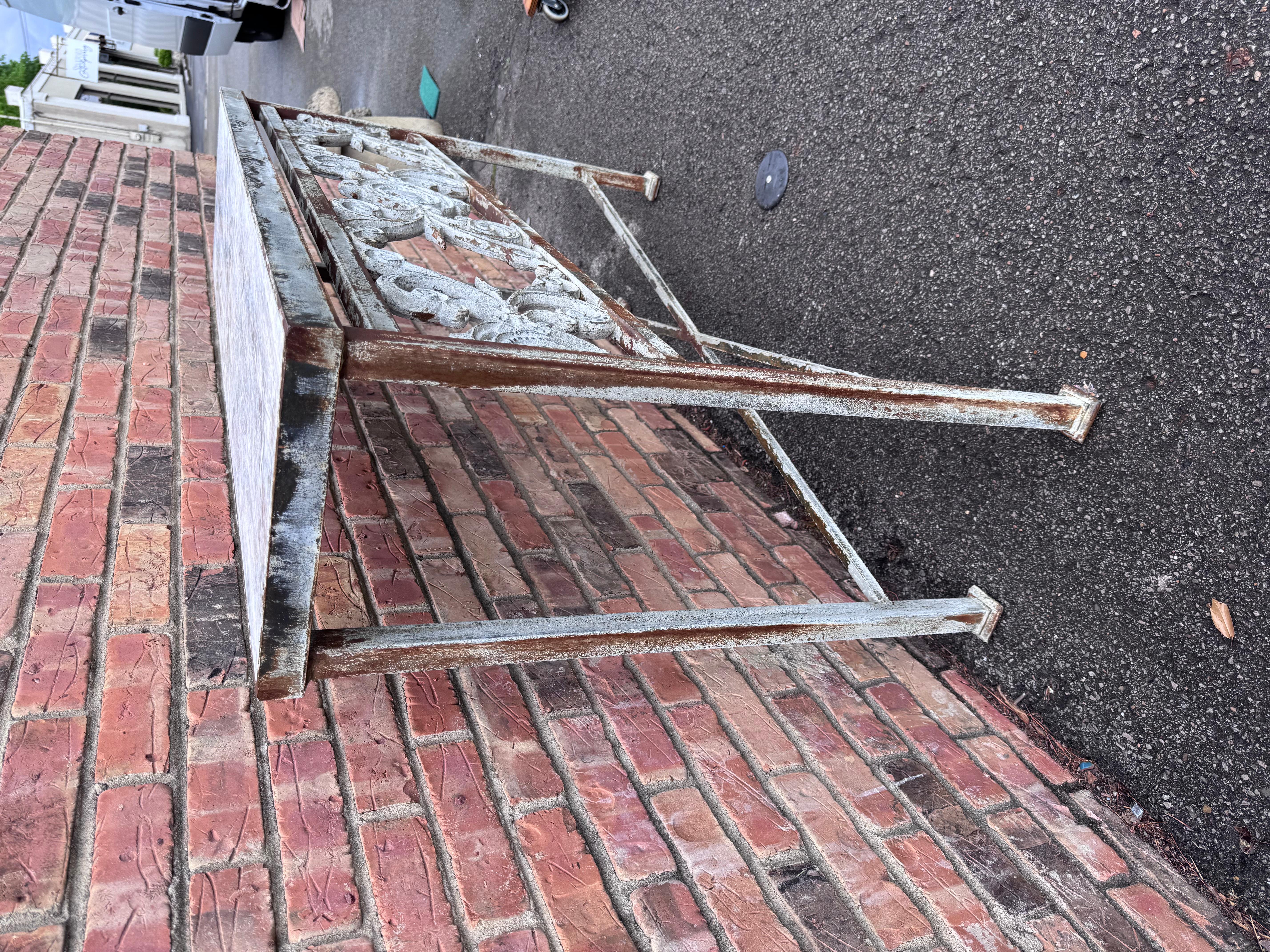 Consola pequeña de hierro y mármol en venta 2
