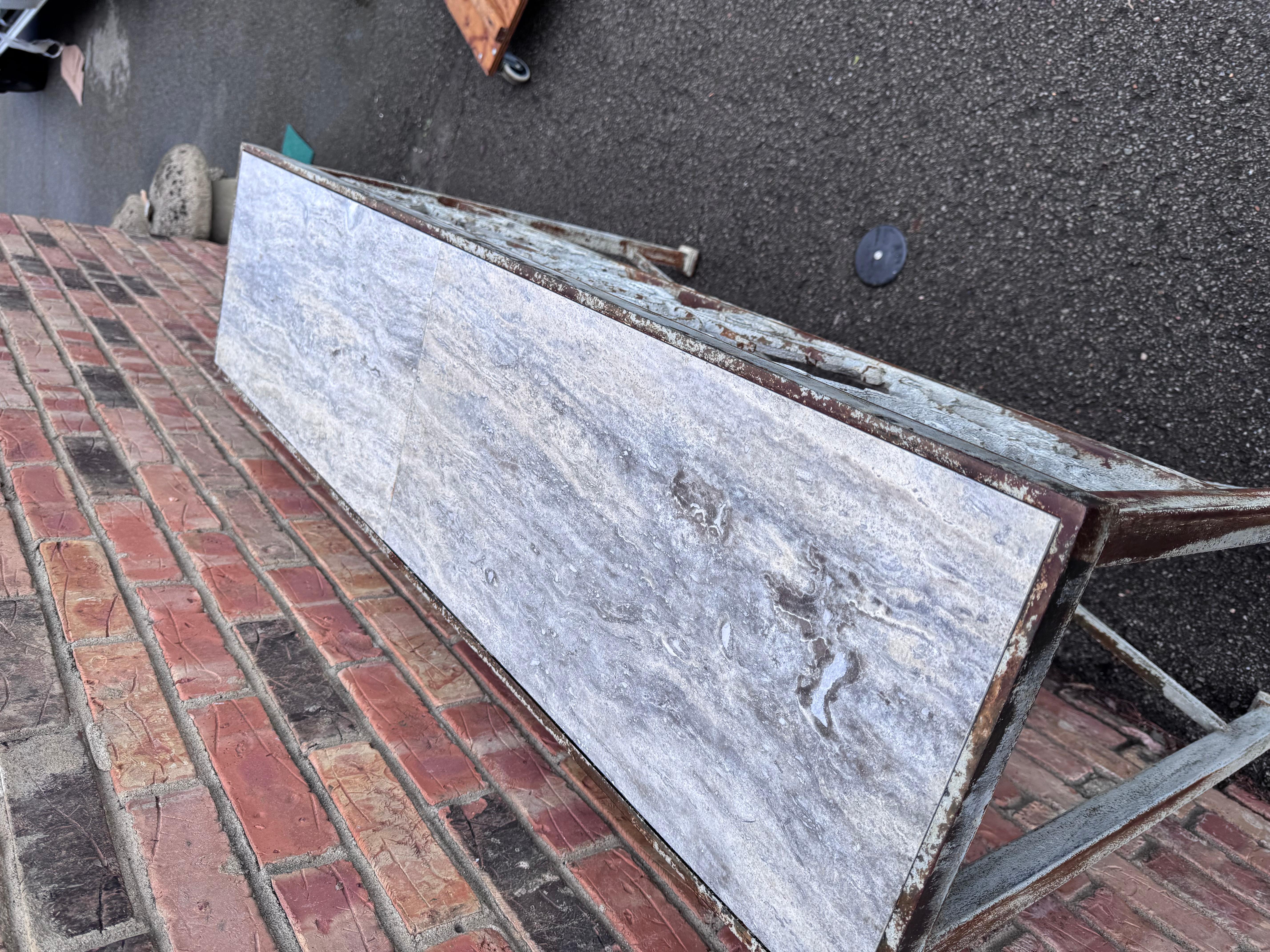 Consola pequeña de hierro y mármol en venta 3
