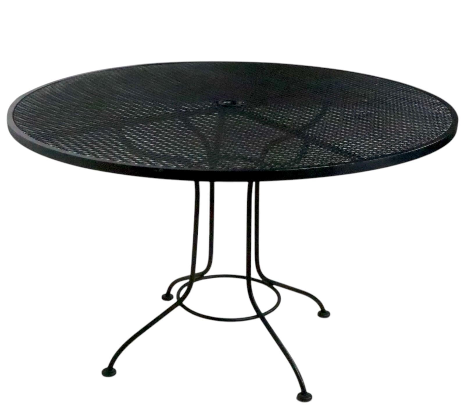 Iron and Metal Mesh Patio Poolside  Garden Dining  Table att. to Woodard For Sale 6