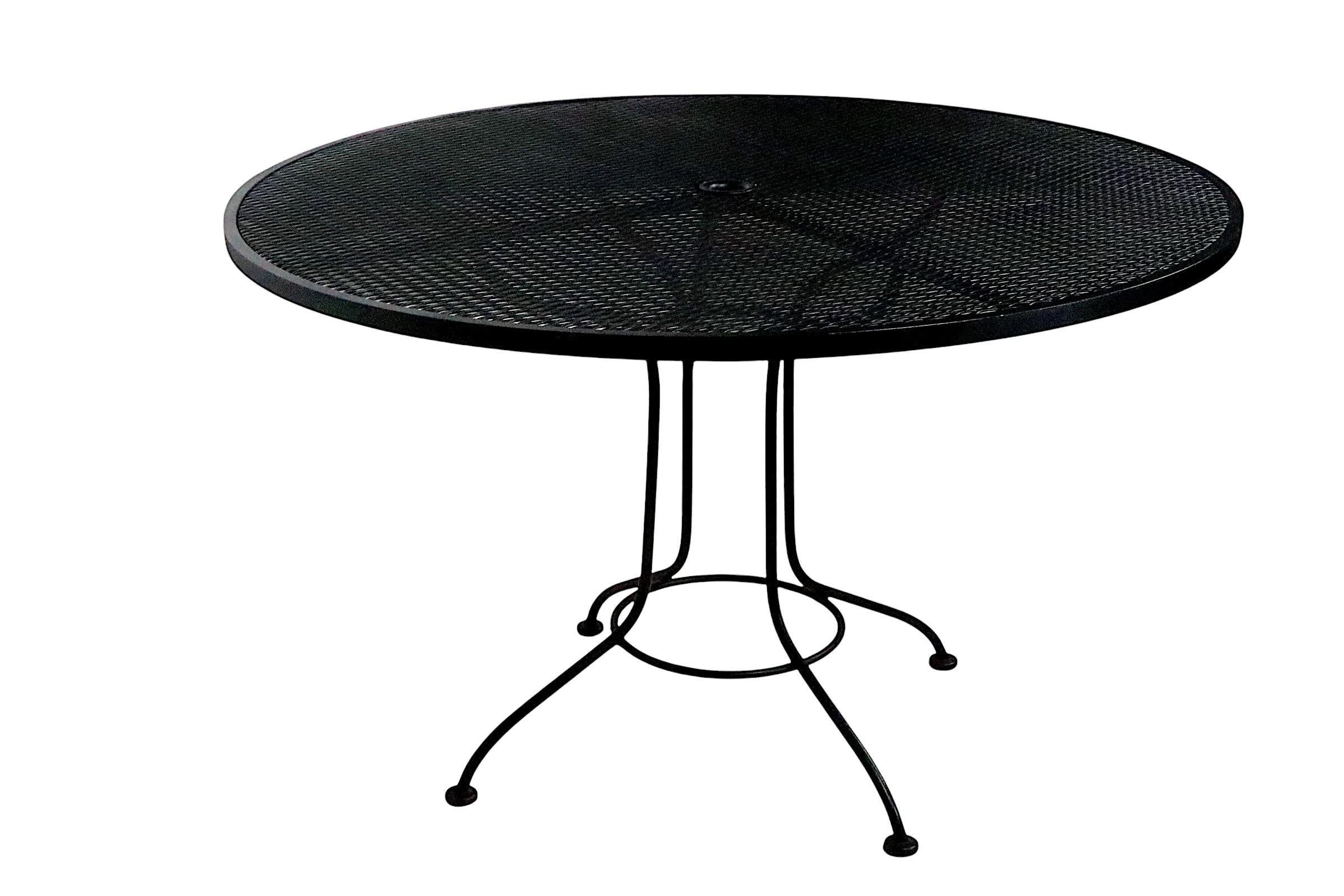 Nice Mid Century Modern, Hollywood Regency style vintage patio, garden, poolside dining table, in very fine, original, clean and ready to use condition. Made in the USA circa 1960/70's attributed to the Woodard Furniture Company, unsigned. 