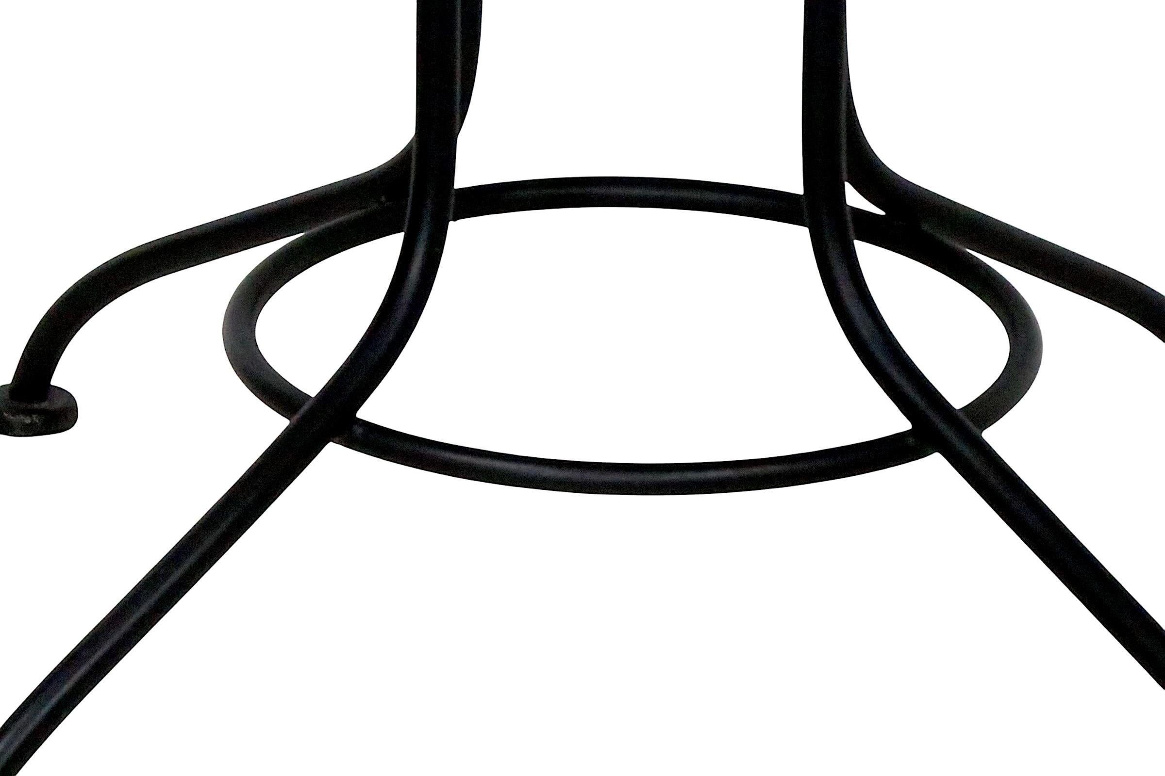 Mid-Century Modern Iron and Metal Mesh Patio Poolside  Garden Dining  Table att. to Woodard For Sale