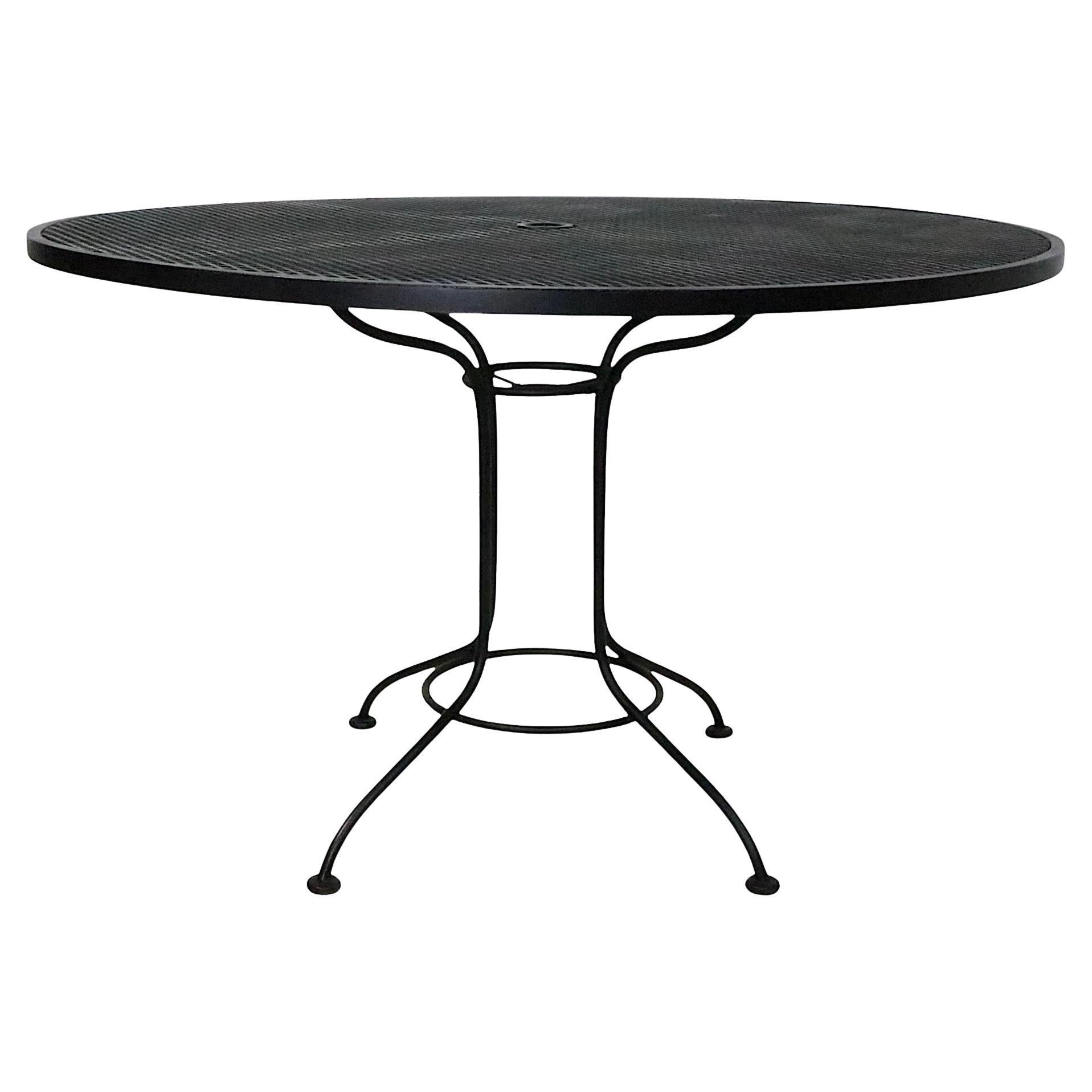 Terrasse aus Eisen und Metallgeflecht am Pool  Garten-Essen  Tisch att. an Woodard, Holzard