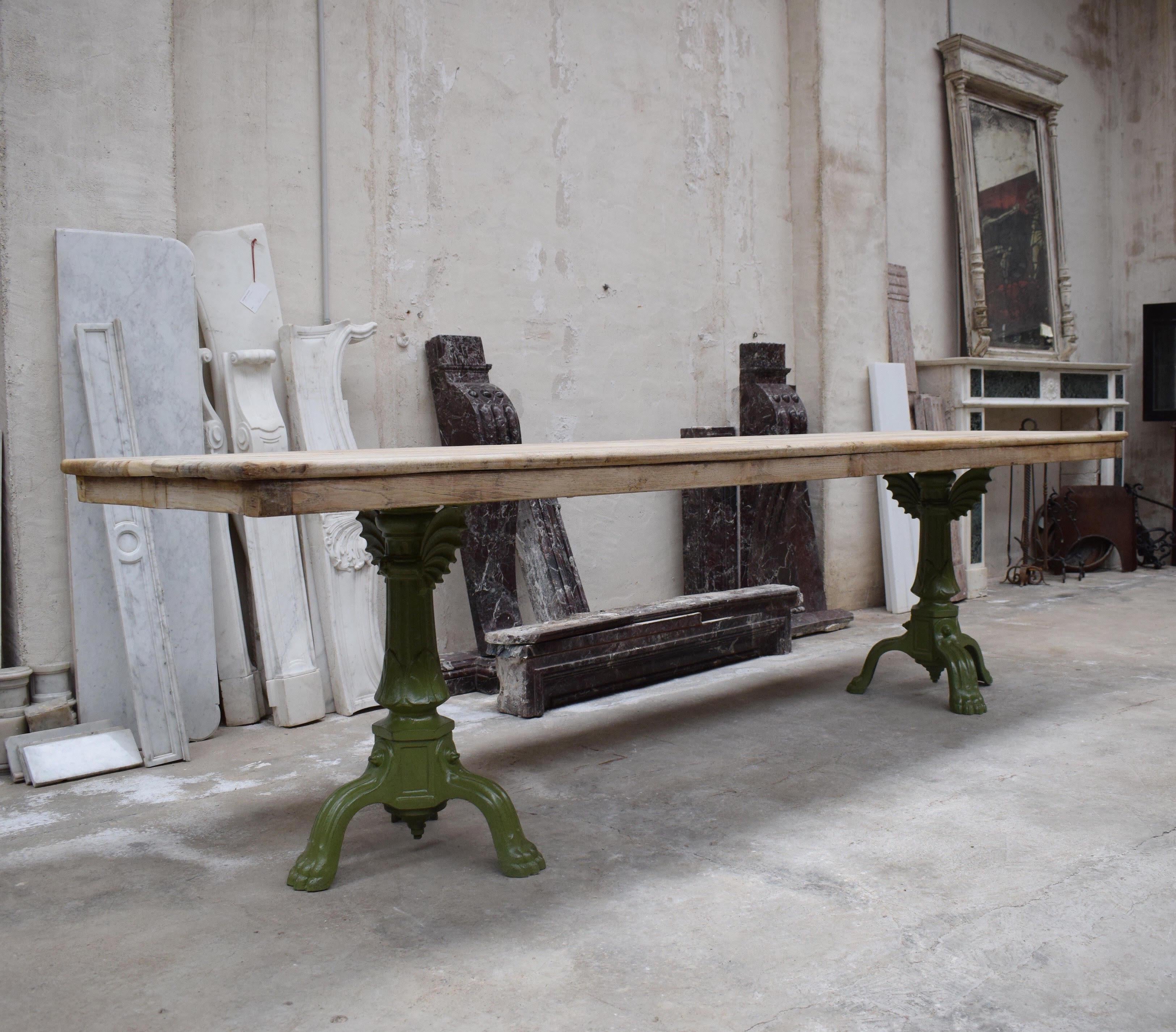 Tisch aus Eisen und Eiche im Zustand „Gut“ im Angebot in Vulpellac, Girona