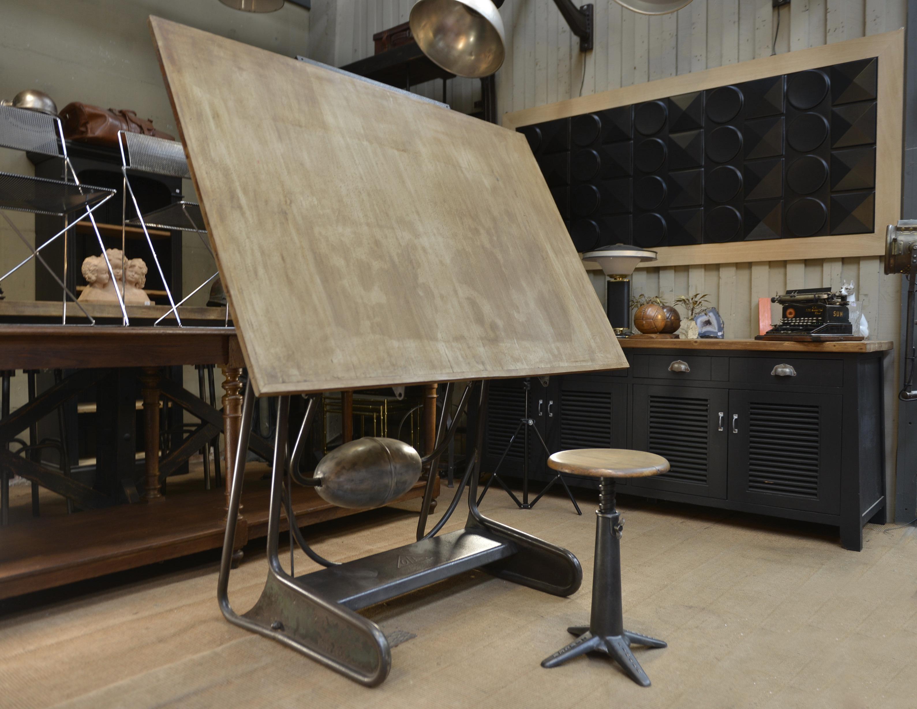 French architect's drafting table or writing desk, top leans from perfectly horizontale desk position to vertical position. Width of the top: 59 inches (150 cm) Height 39.4 inches (100 cm). Structure in curved iron with double way pedal very easy to