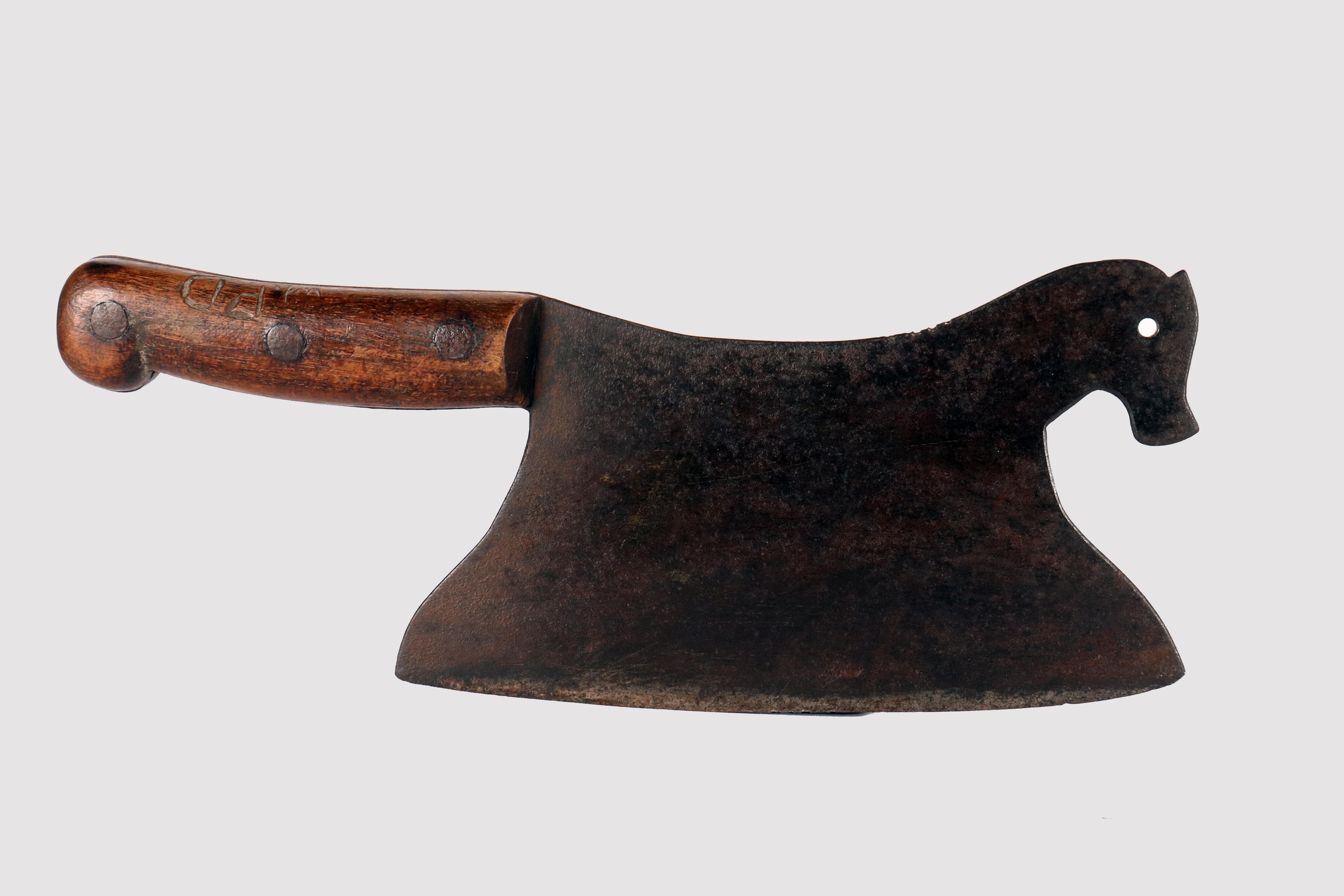 Antique Iron and wood horse shaped food chopper.
The iron slab has been cut with a horse silouette, The superior and inferior edges have been slightly grinded, while the curved lower side has been sharpened for cutting. The horse’s head shows an
