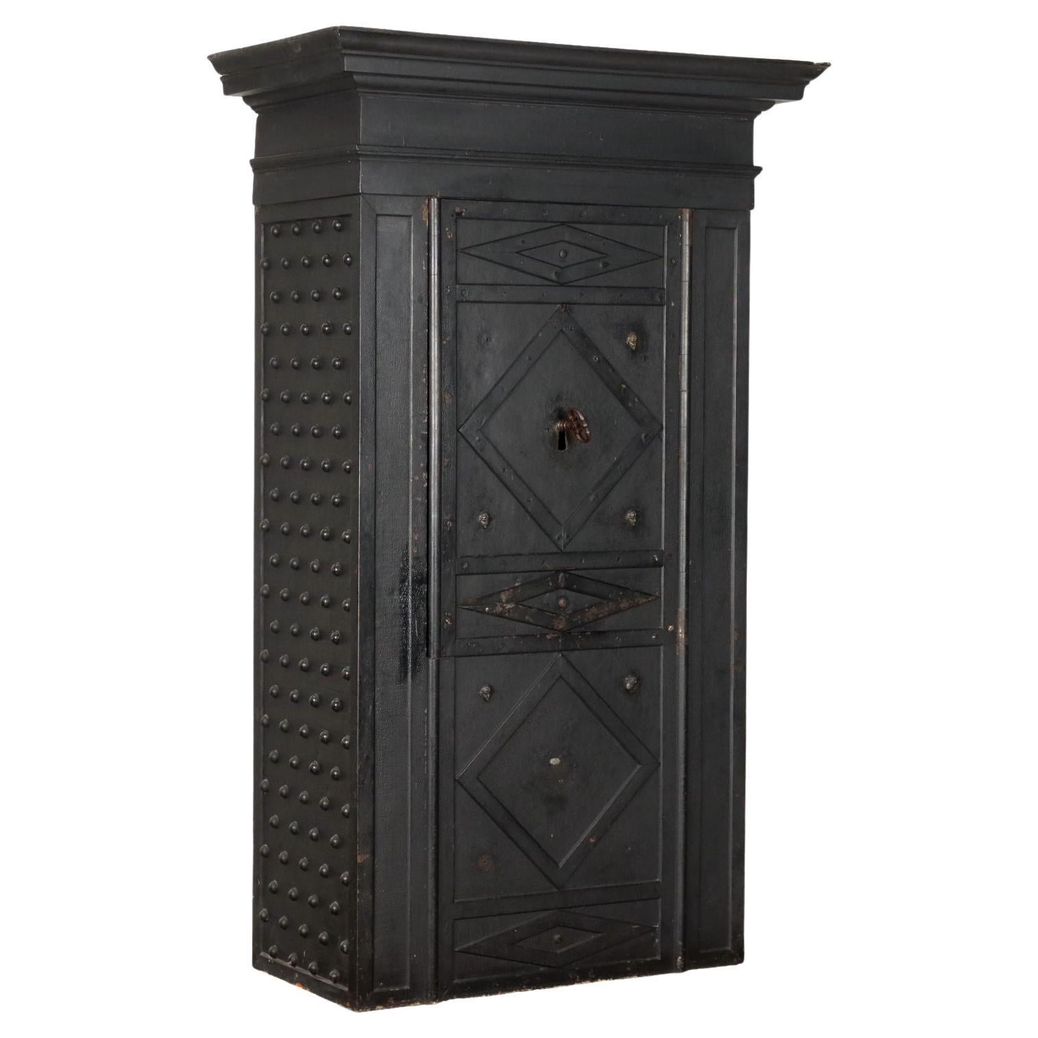 Caja fuerte de hierro y madera con montantes y cerradura secreta, Italia