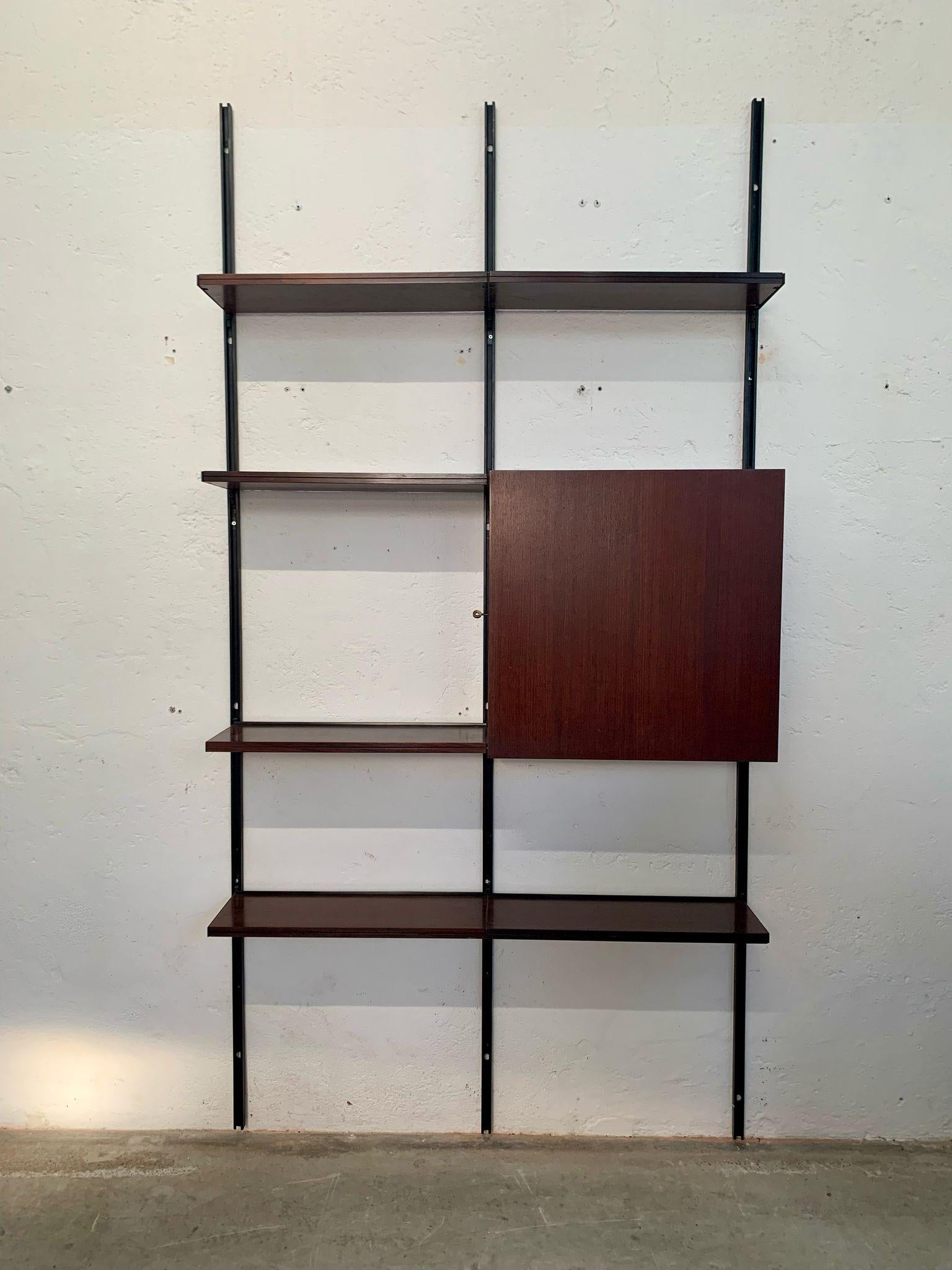 Wandregal aus Eisen und Holz von Osvaldo Borsani E22 Produktion Tecno 1960er Jahre
Modulares wandmontiertes Bücherregal aus Holz und Metall, bestehend aus sechs Regalen und einem Ablagefach. Entworfen von dem großen Designer Osvaldo Borsani für