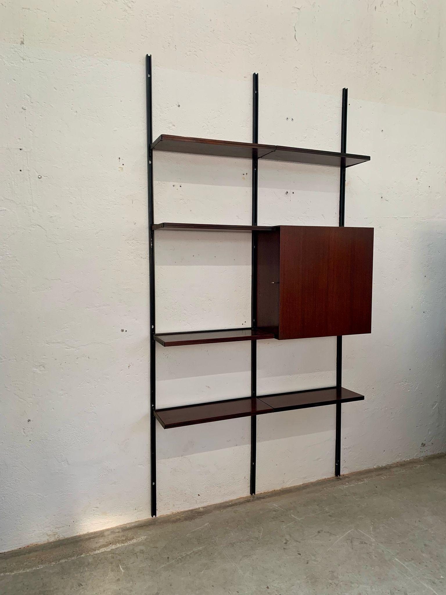 Wandregal aus Eisen und Holz von Osvaldo Borsani E22 Produktion Tecno, Italien 1960er Jahre (Moderne der Mitte des Jahrhunderts) im Angebot