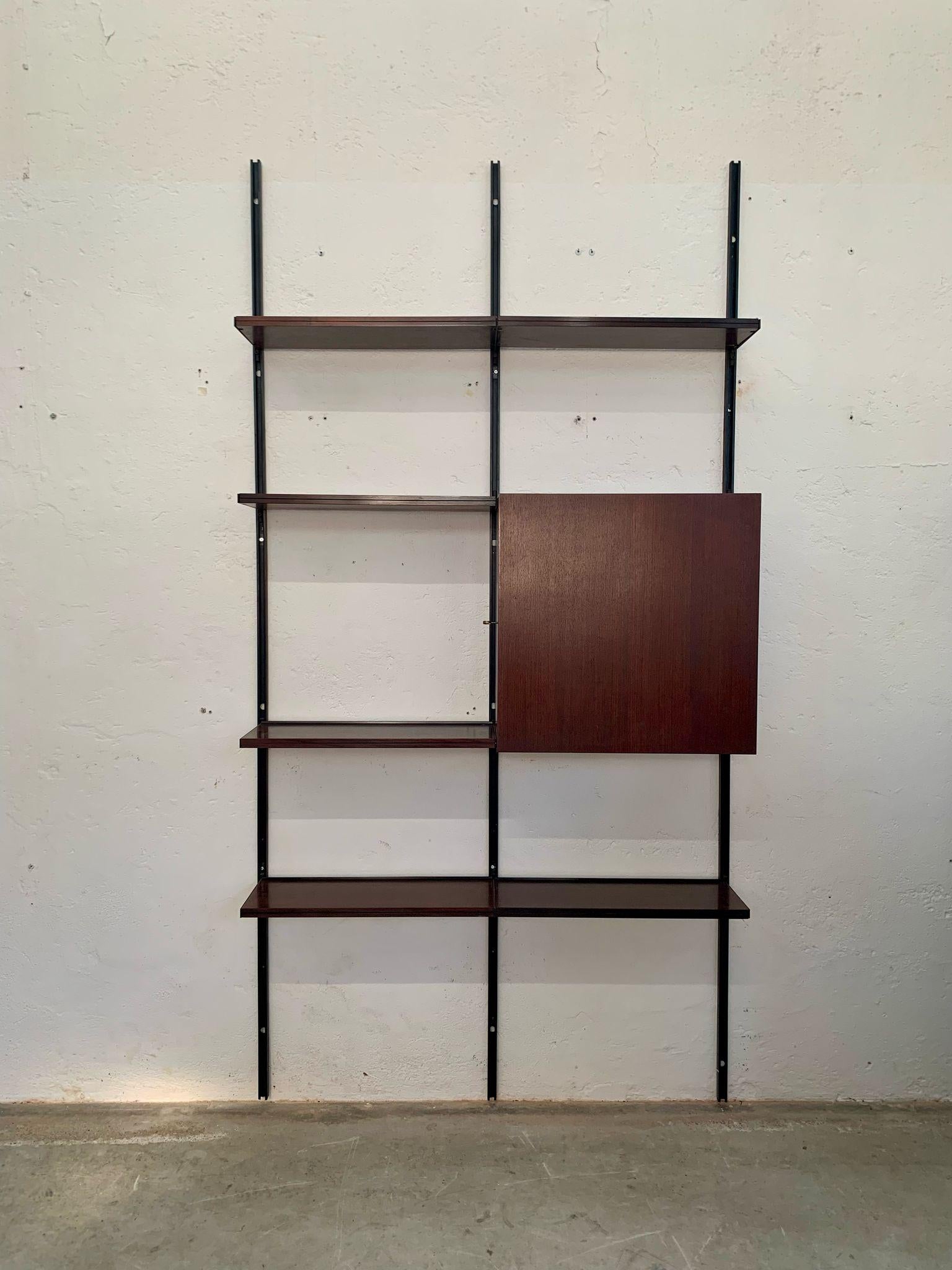 Wandregal aus Eisen und Holz von Osvaldo Borsani E22 Produktion Tecno, Italien 1960er Jahre (Italian) im Angebot
