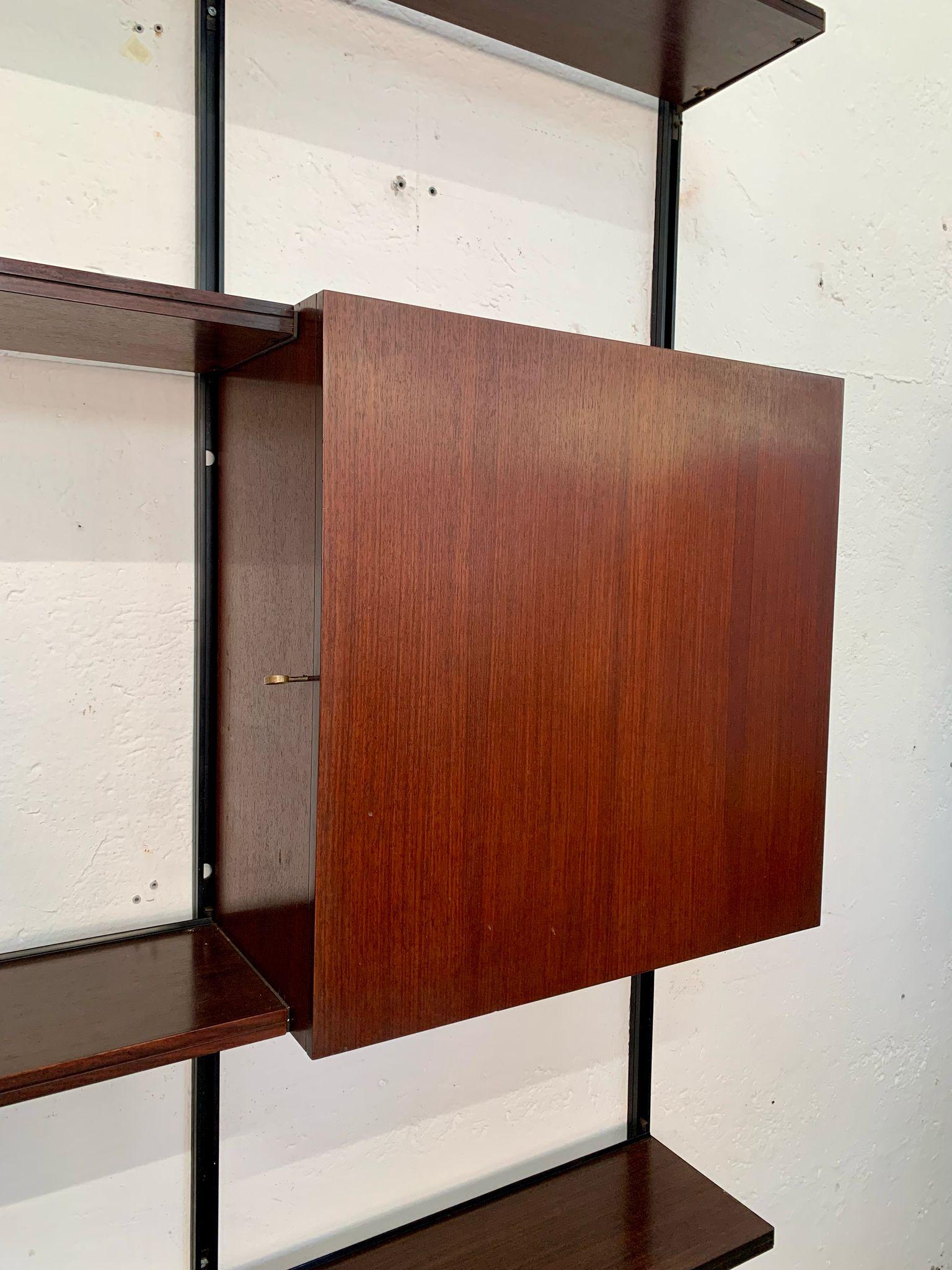 Wandregal aus Eisen und Holz von Osvaldo Borsani E22 Produktion Tecno, Italien 1960er Jahre im Zustand „Gut“ im Angebot in Milano, IT