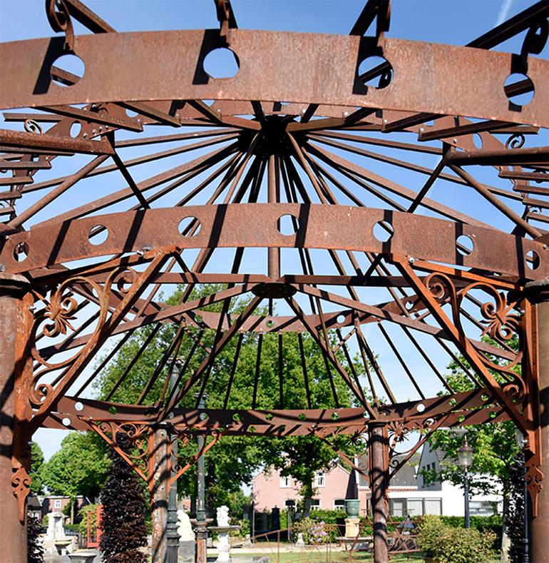 Nice iron arbor from France, recuperated out of a mansion
near to France. It is a very big and unique arbor to place
in the garden.