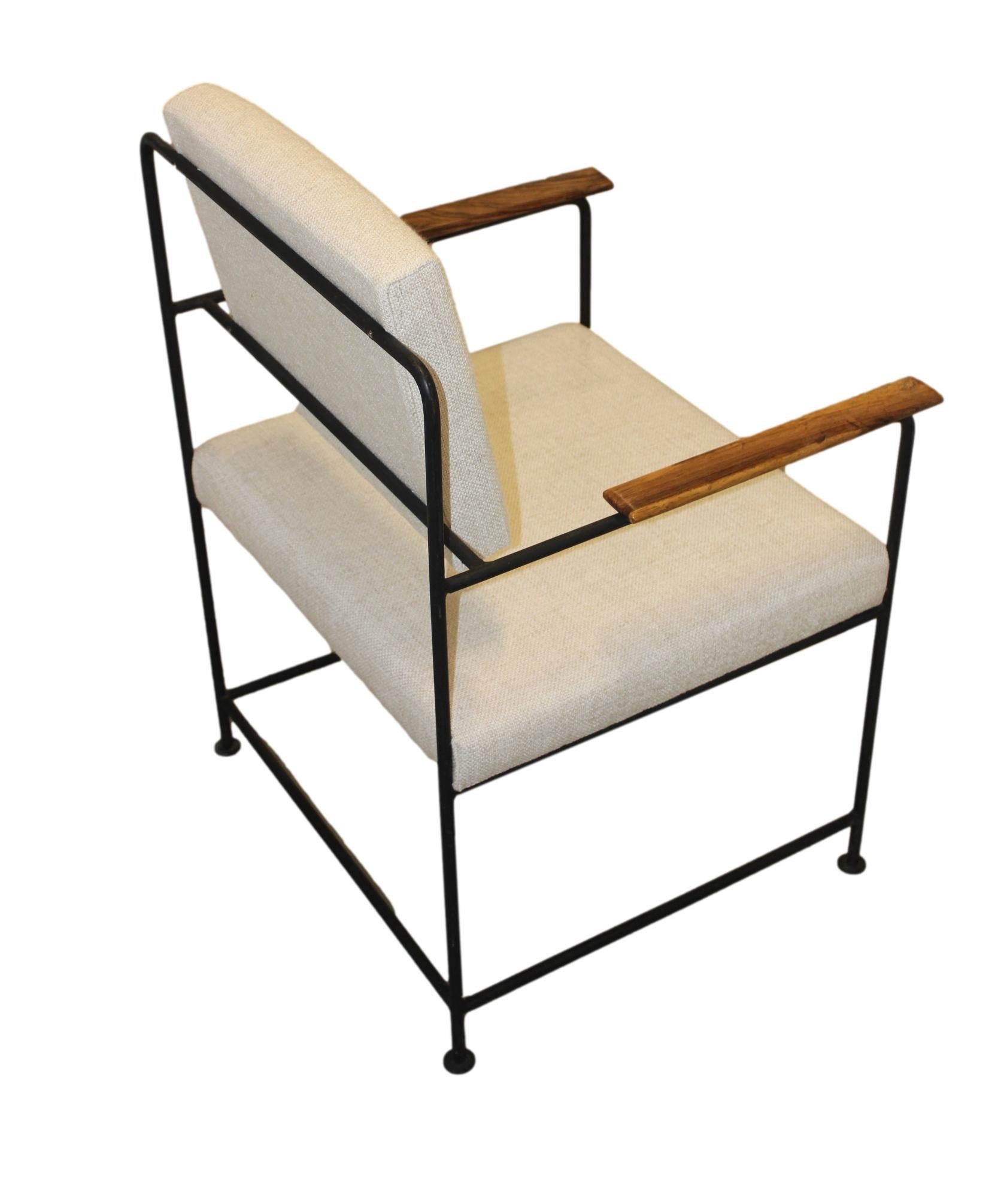 Geraldo de Barros (1923-1998)

Ensemble de deux pièces en fer  fauteuil
Fabriqué par Unilabor
Brésil, 1955.
Structure en fer, revêtement en tissu.

Mesures :
55 cm x 65 cm x 75 h cm
21.6 in x 25.59 in x 29.5 H in.

Littérature
Unilabor, par Mauro