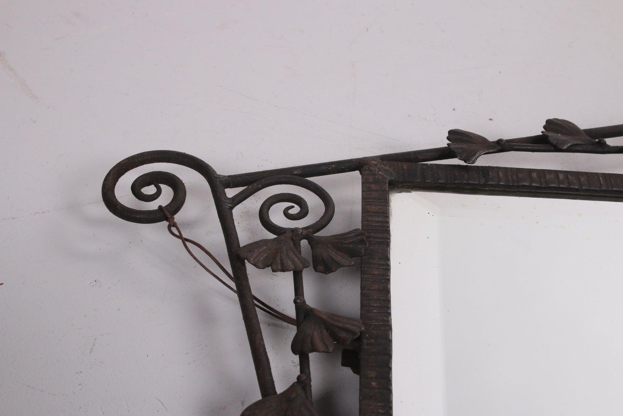 Francese Specchio Art Deco Mirror in ferro con fiori in metallo nero in vendita