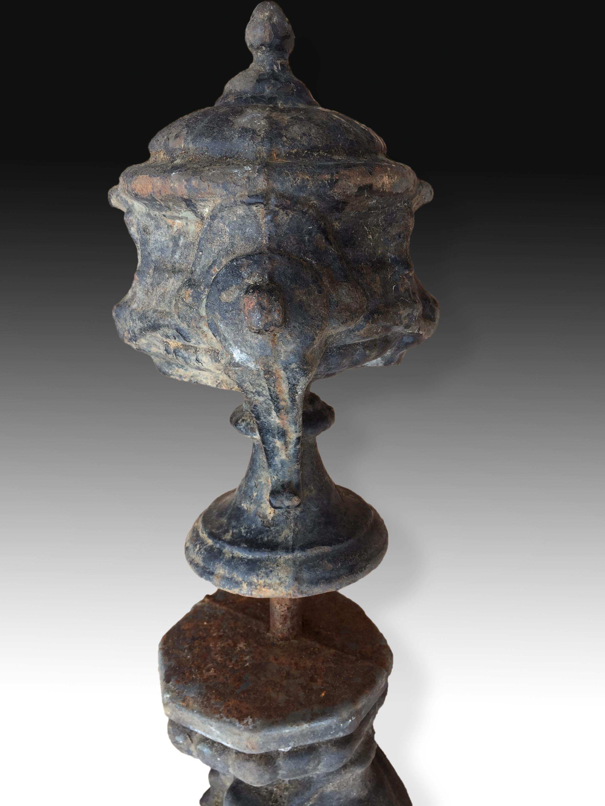Iron Baluster with Grotesque, 19th Century In Good Condition For Sale In Madrid, ES