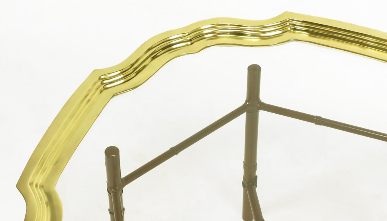 Couchtisch aus Eisen und Bambus in Form eines Messingtabletts mit Messingrand (Mitte des 20. Jahrhunderts) im Angebot