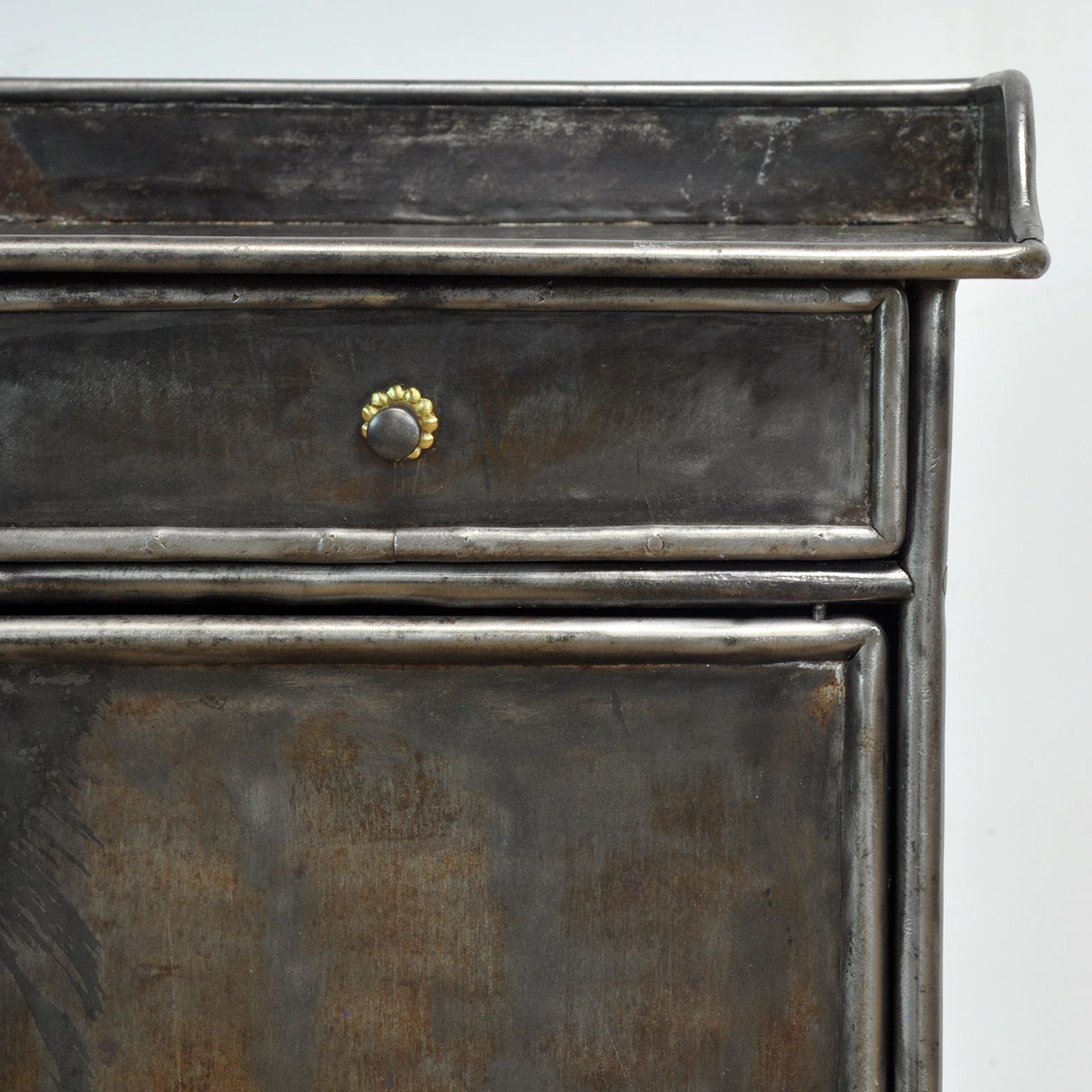 Table de chevet en fer, années 1910 en vente 3