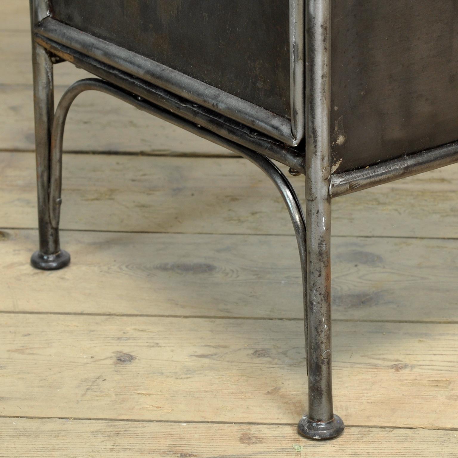 Table de chevet en fer, années 1910 en vente 4