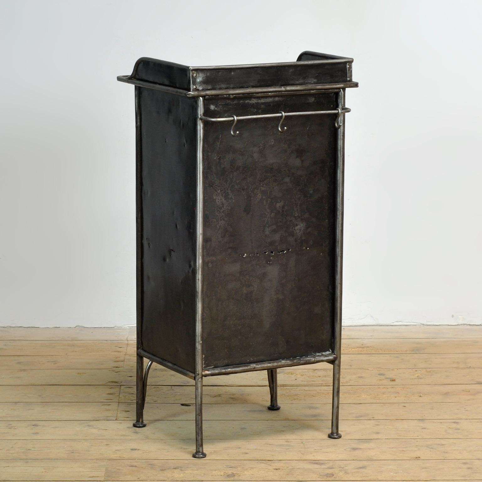 Table de chevet en fer, années 1910 en vente 6
