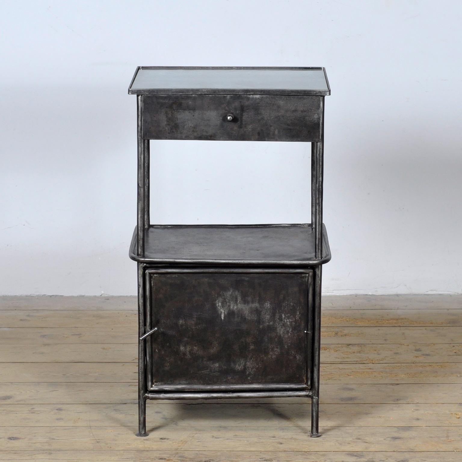 Comodino in ferro proveniente da un ospedale di Budapest. Con un piano in vetro rigato. Svestito fino al metallo e lucidato. Circa 1910.