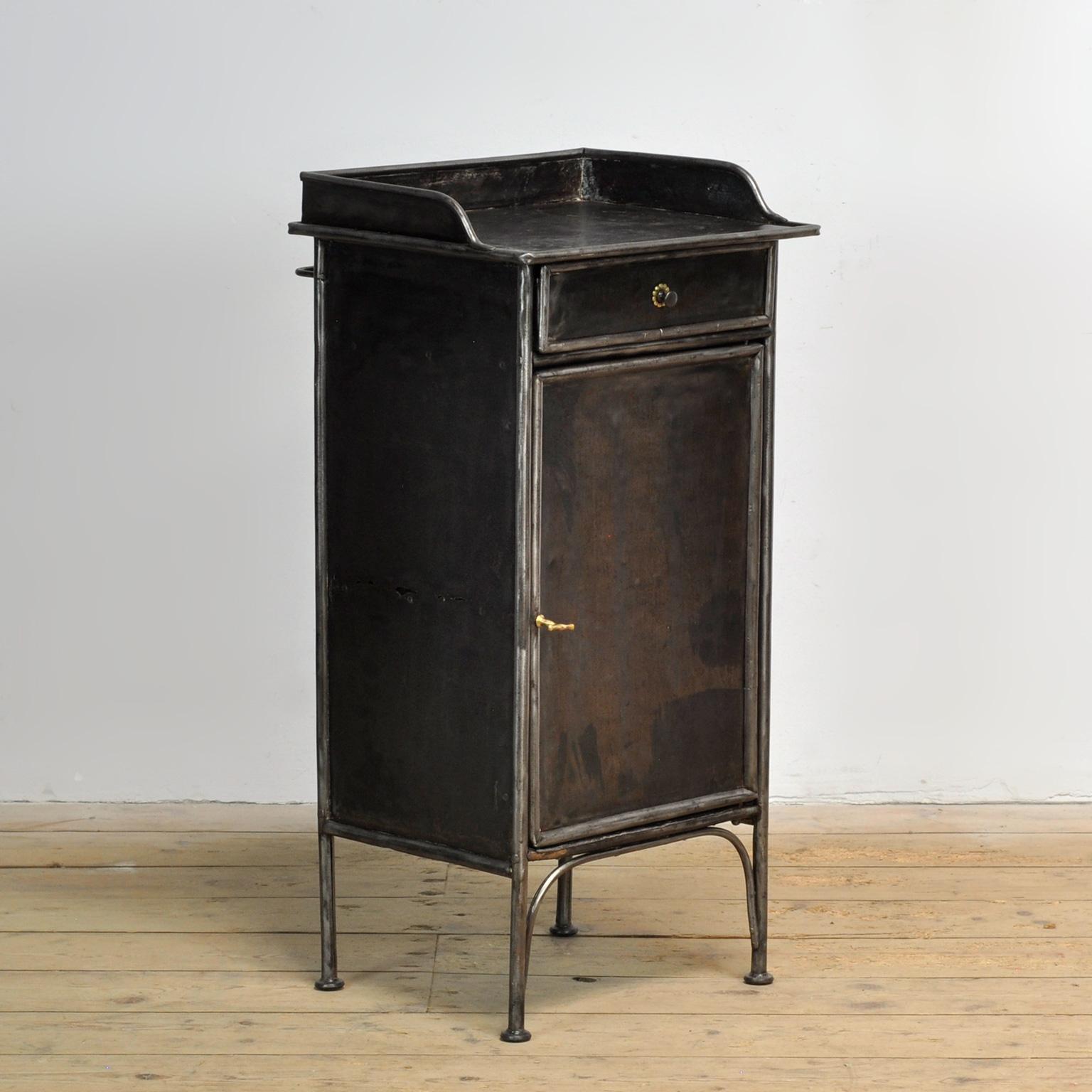Industriel Table de chevet en fer, années 1910 en vente