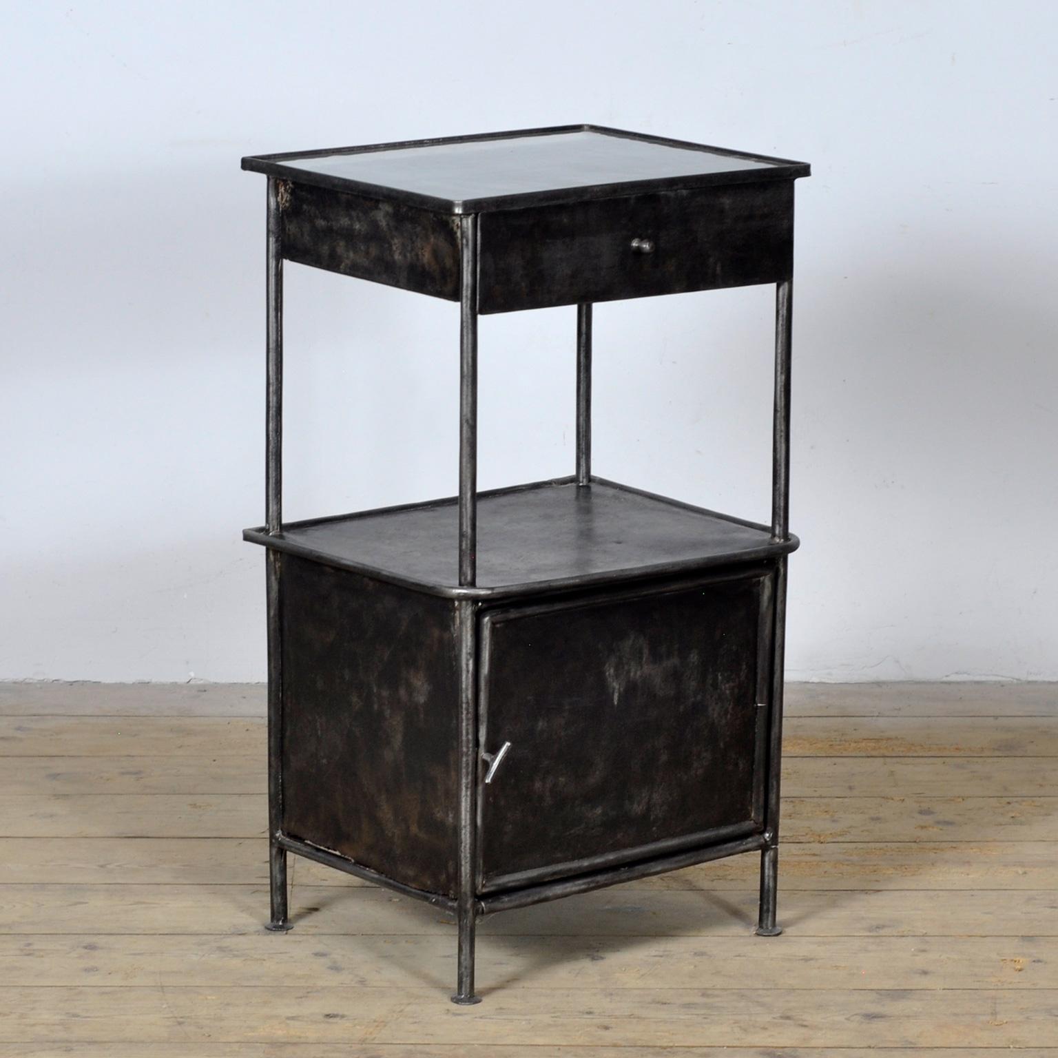 Industriale Comodino in ferro, 1910